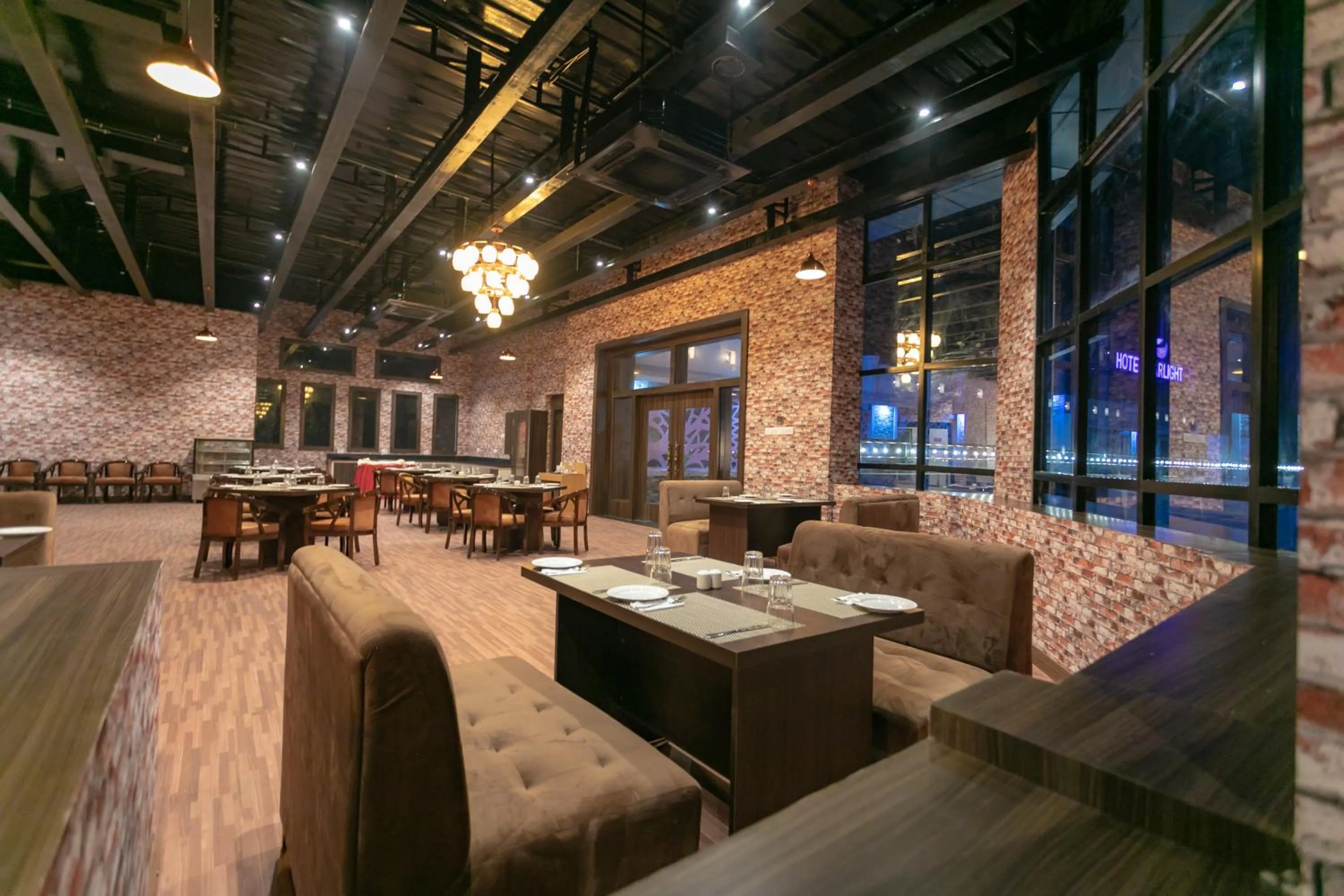 Restaurant/places to eat in Hotel Starlight