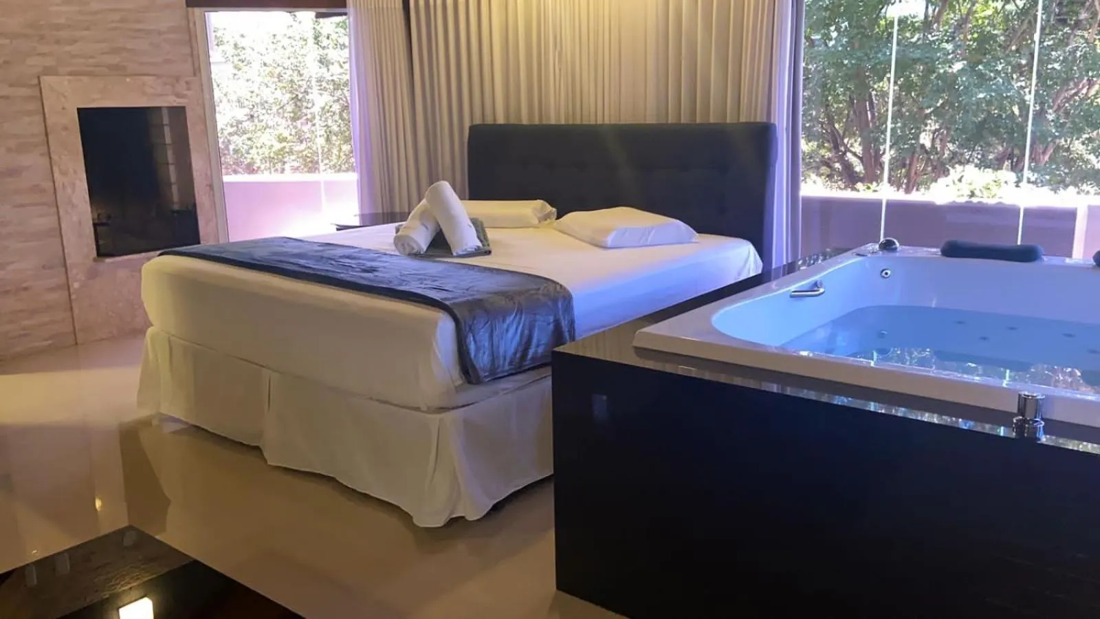 Hot Tub, Bed in FIKA Residence