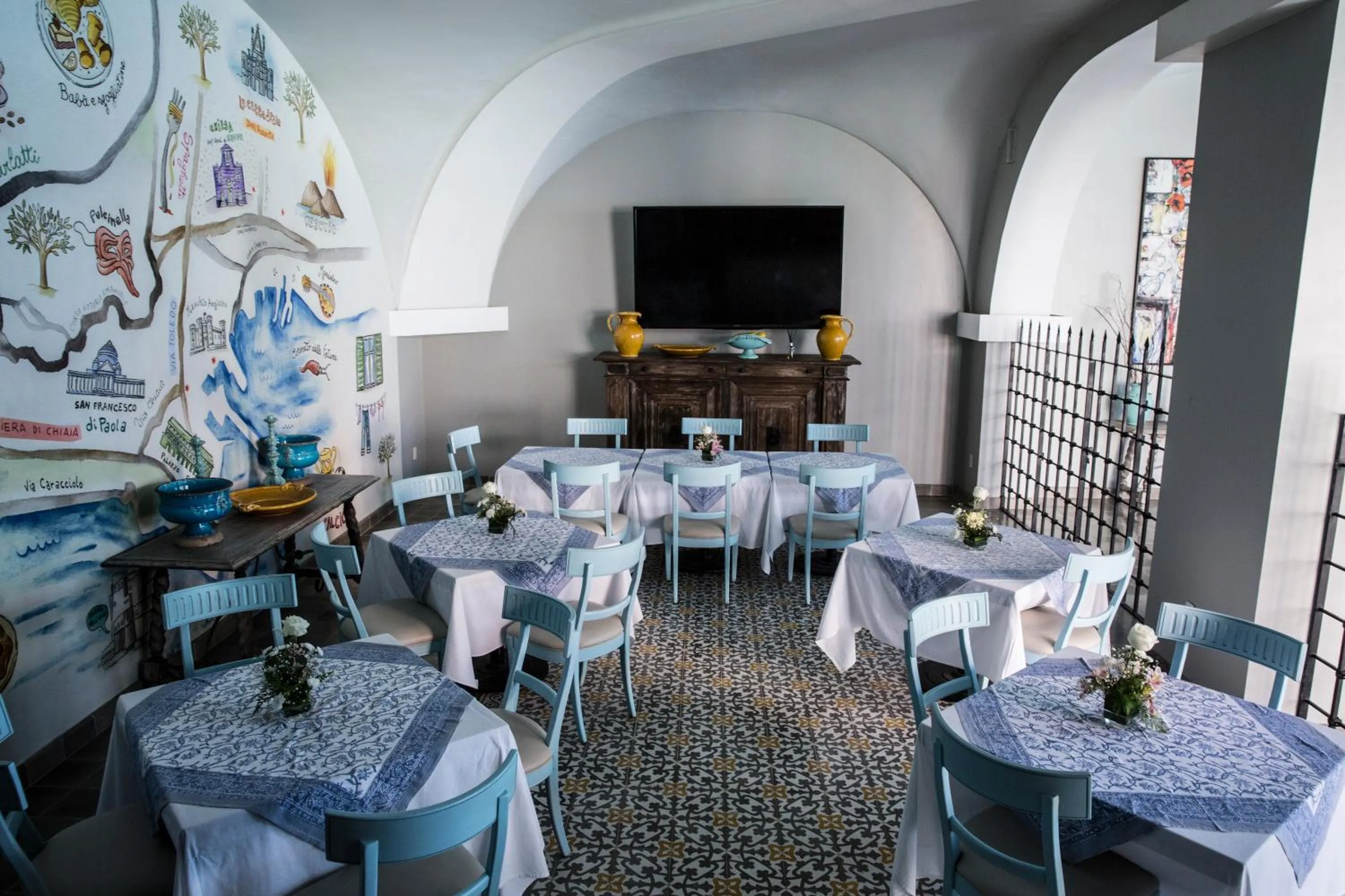 Restaurant/places to eat in Villa Maria Cristina Hotel