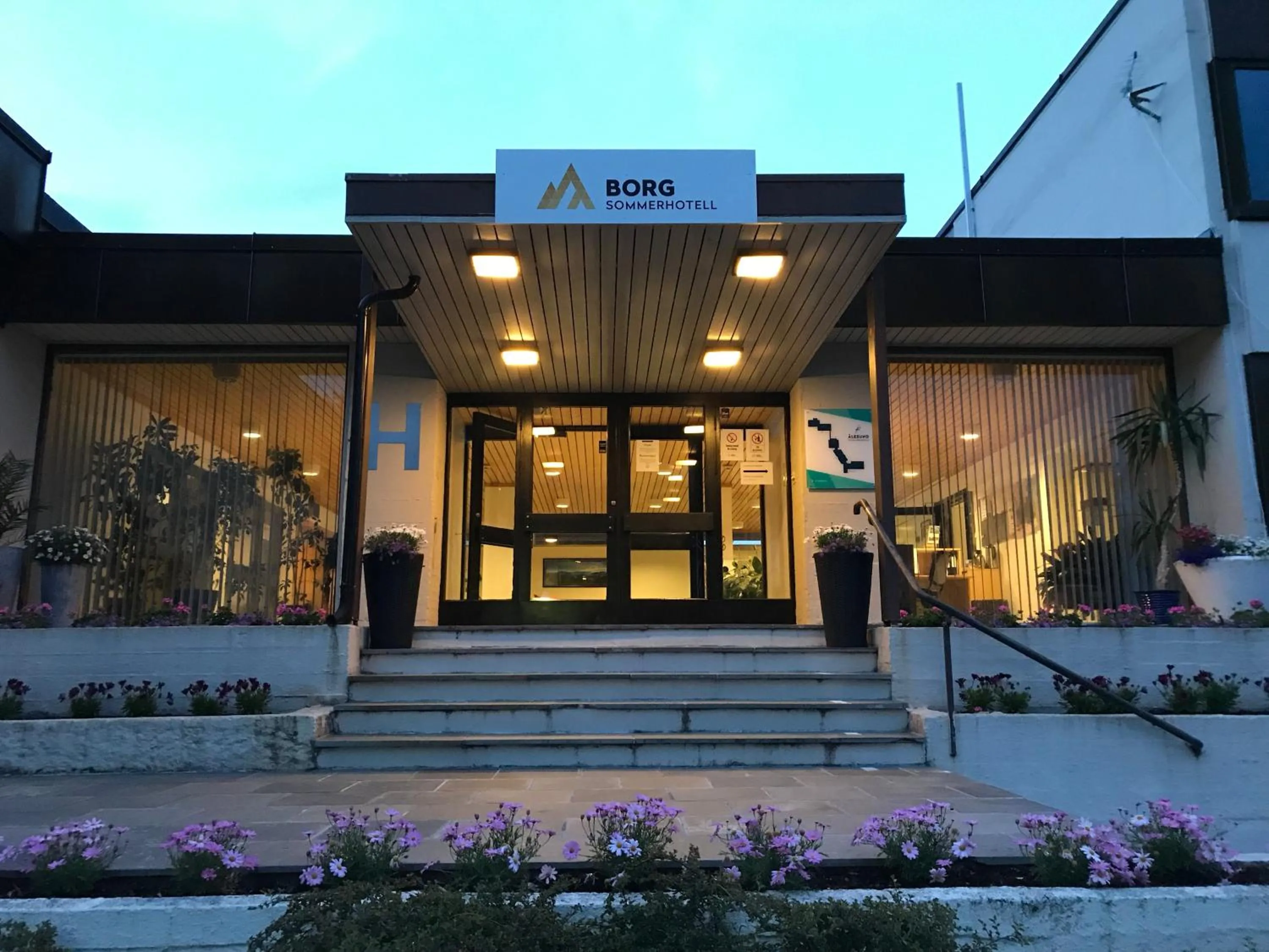 Facade/entrance in BORG Sommerhotell
