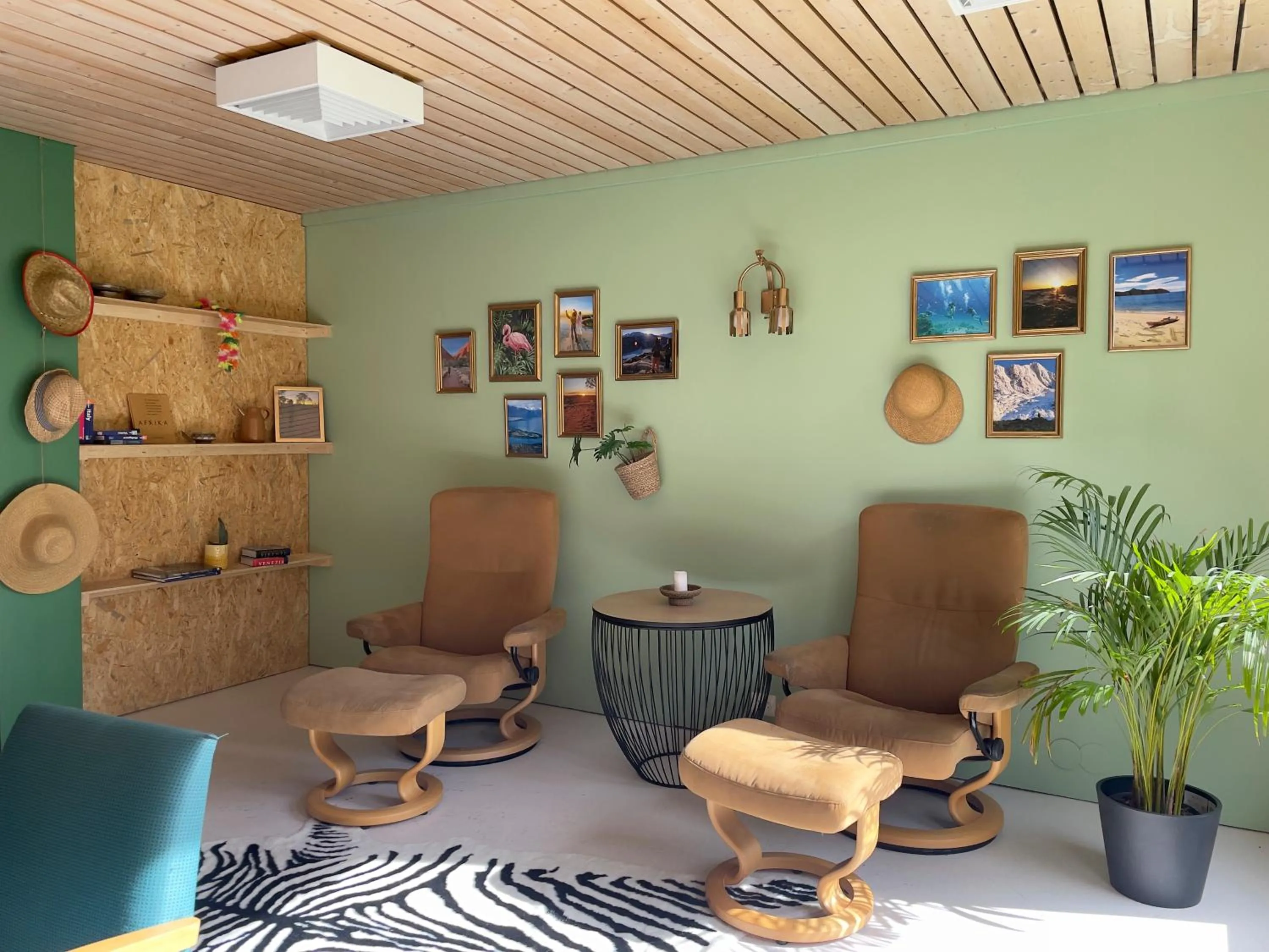 Communal lounge/ TV room in BORG Sommerhotell
