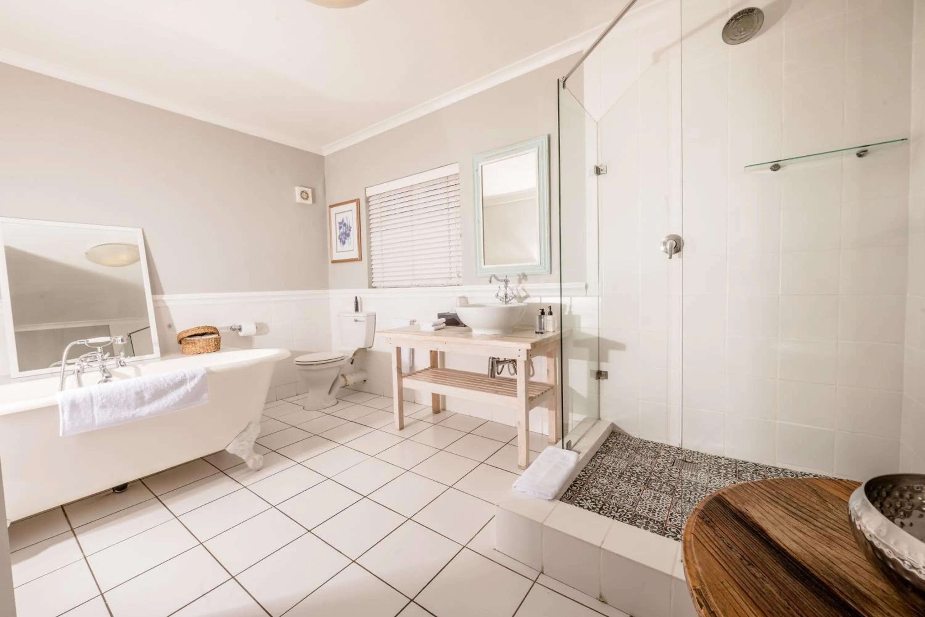 Shower, Bed in Corner House Residence