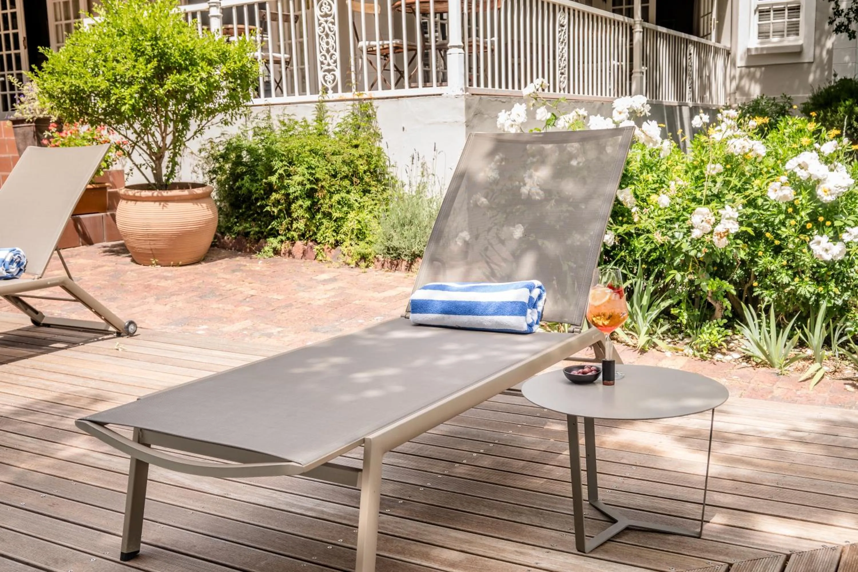 Spring in Corner House Residence