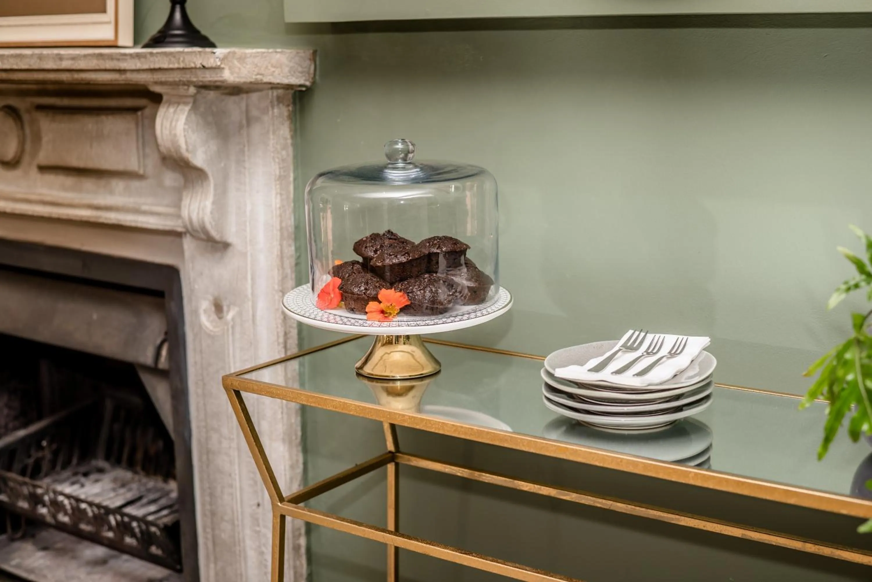 Restaurant/places to eat in Corner House Residence