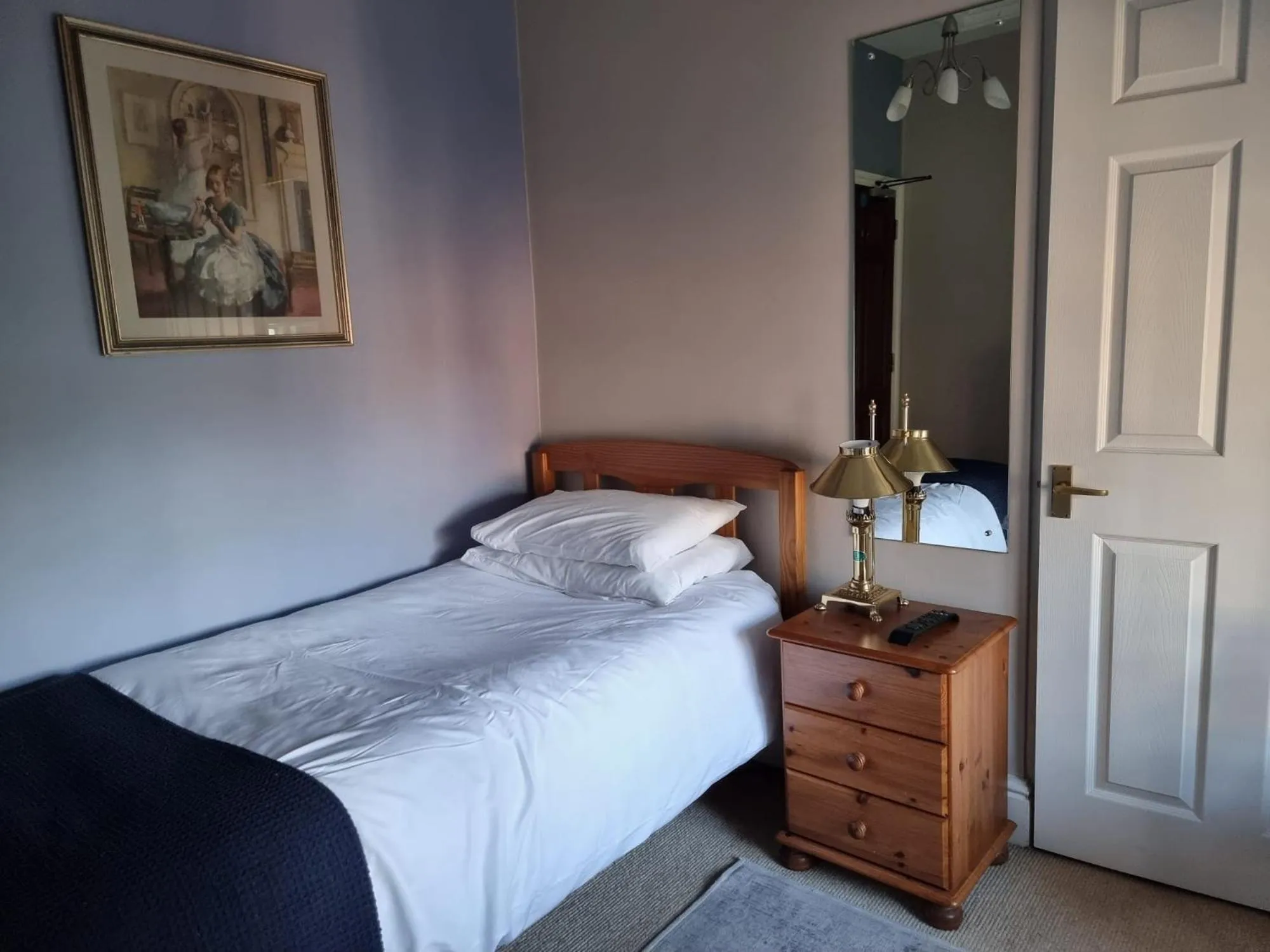 Bed in The Three Horseshoes East Worldham