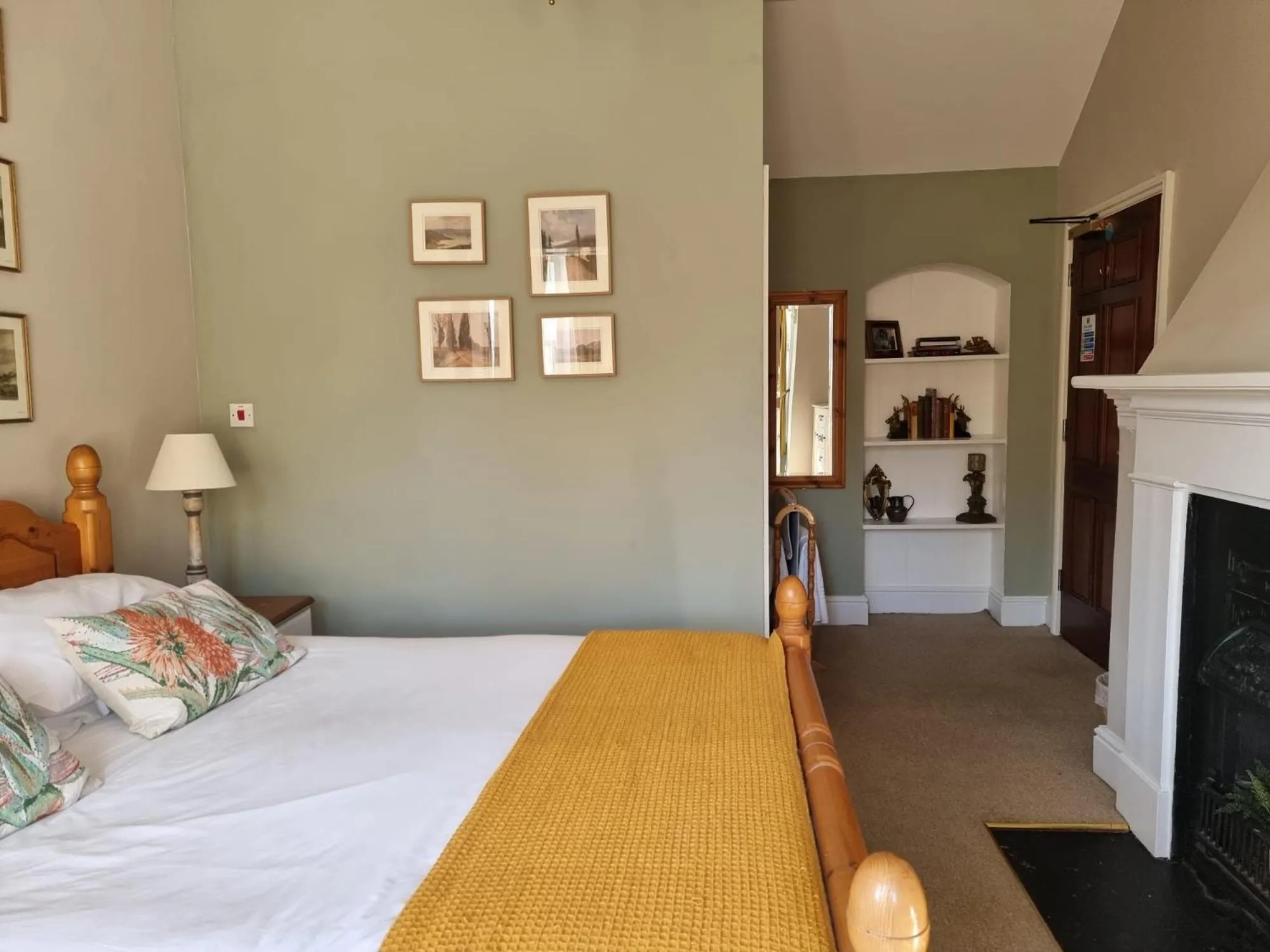 Bed in The Three Horseshoes East Worldham