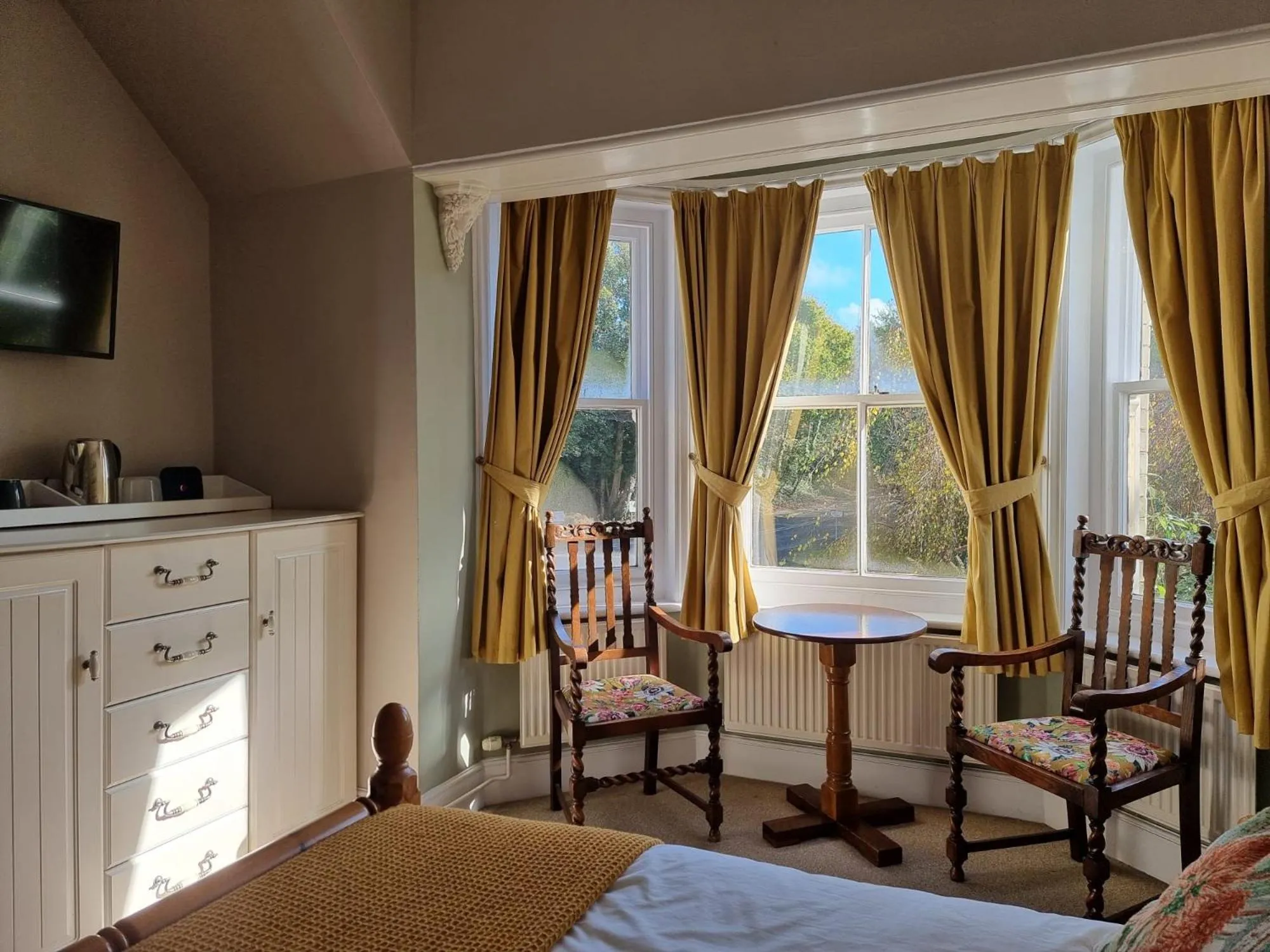 Coffee/tea facilities, Bed in The Three Horseshoes East Worldham