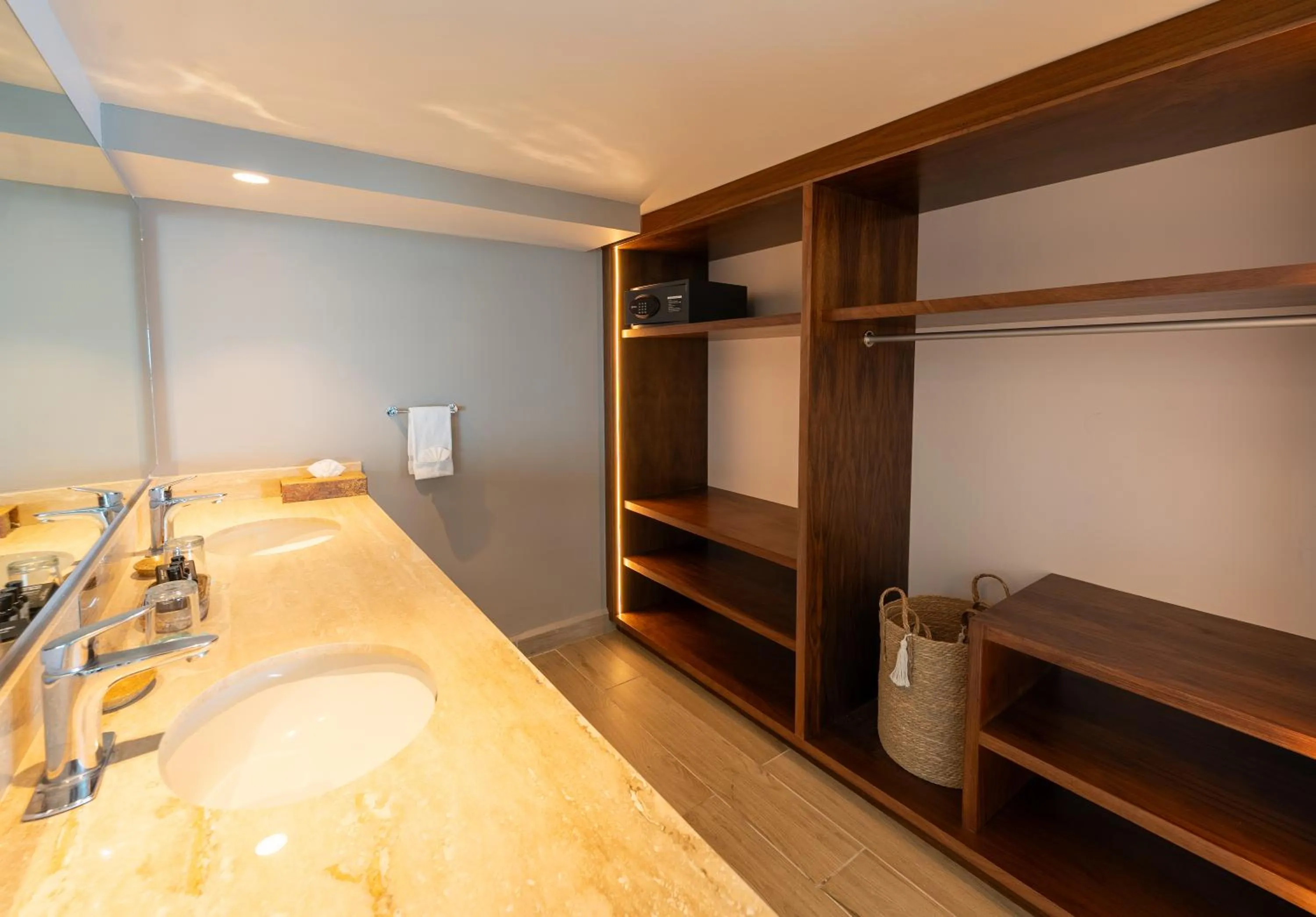 wardrobe in Hotel Amares Acapulco