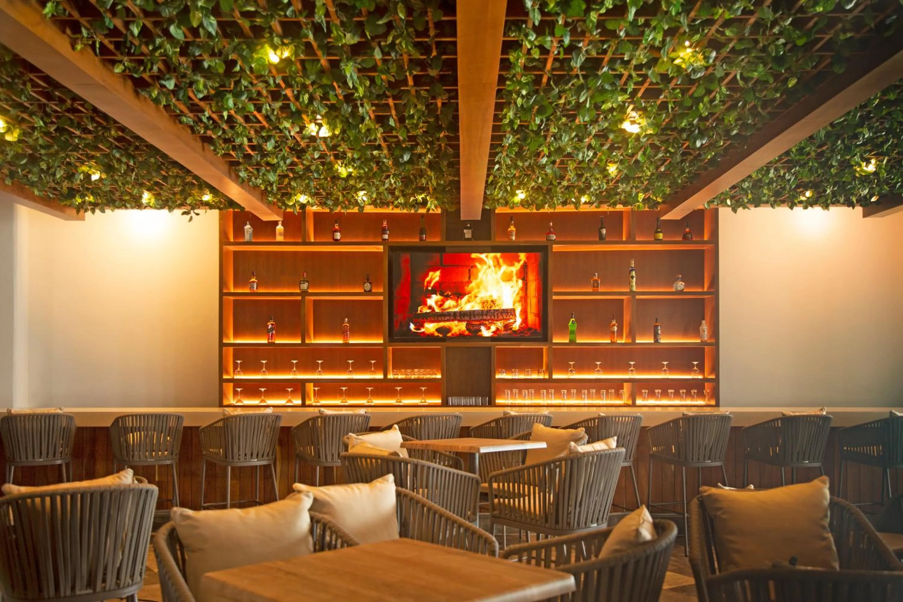 Communal lounge/ TV room in Hotel Amares Acapulco