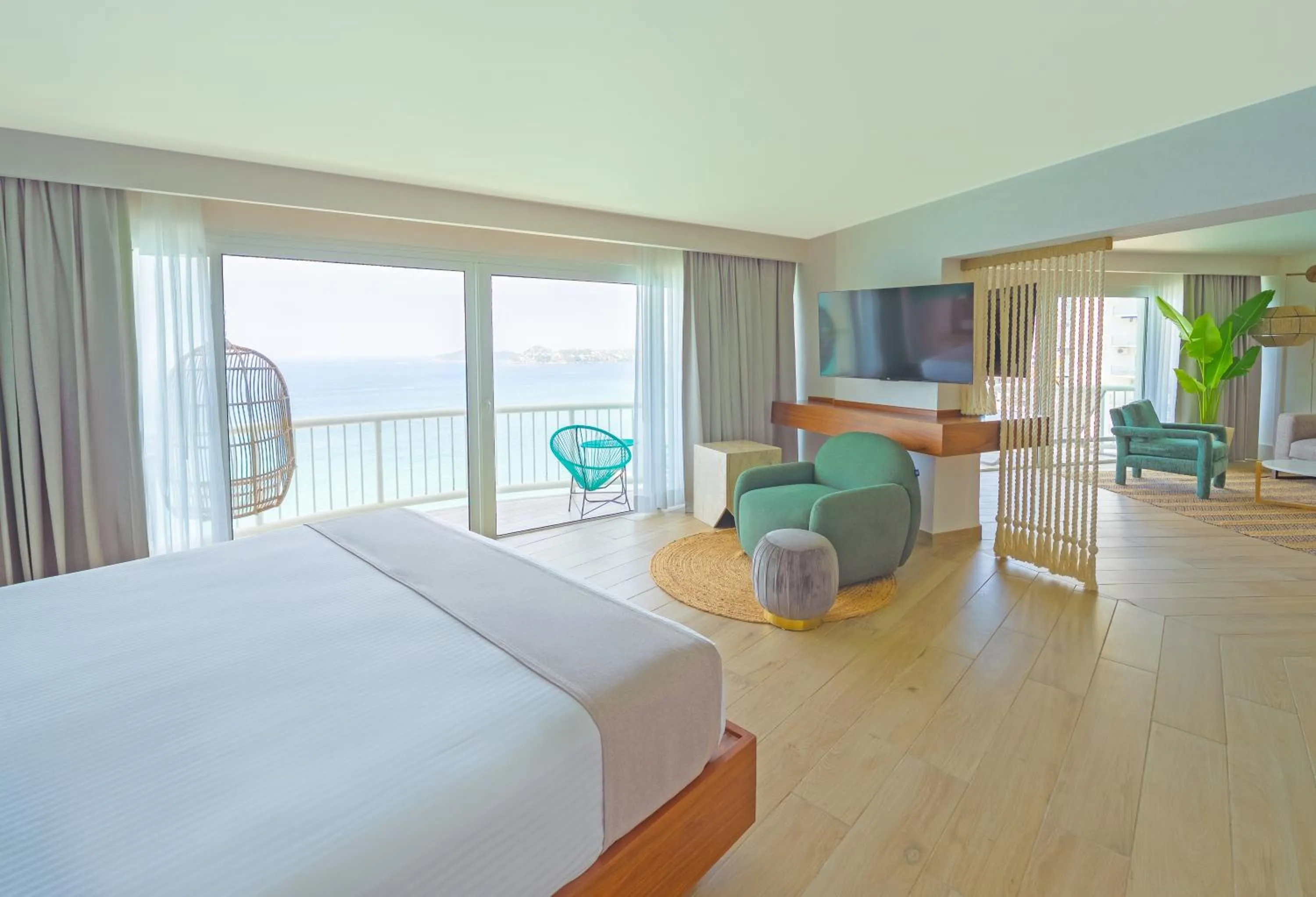 Bed in Hotel Amares Acapulco