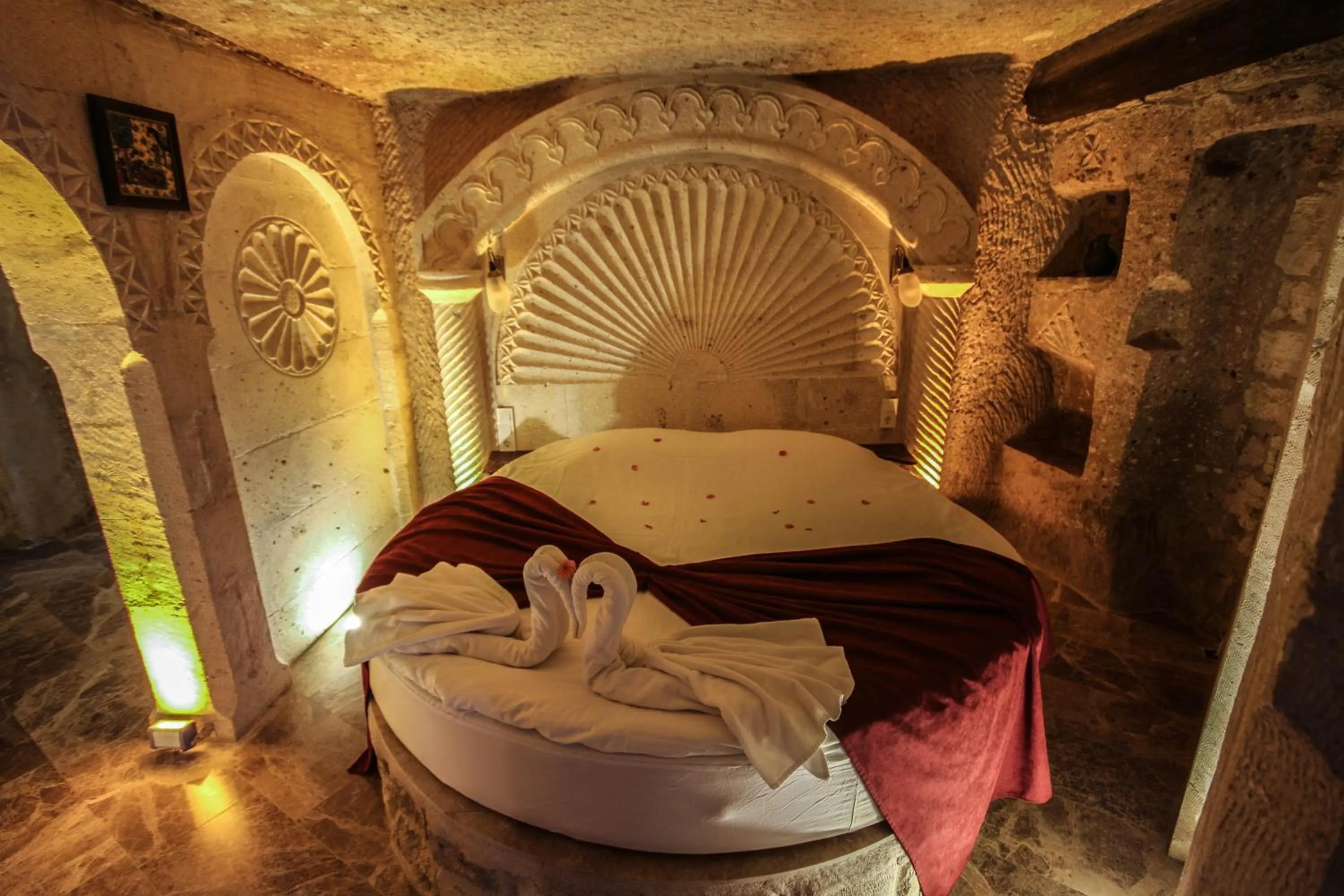 Bed in Heaven Cave House - Razziya Evi