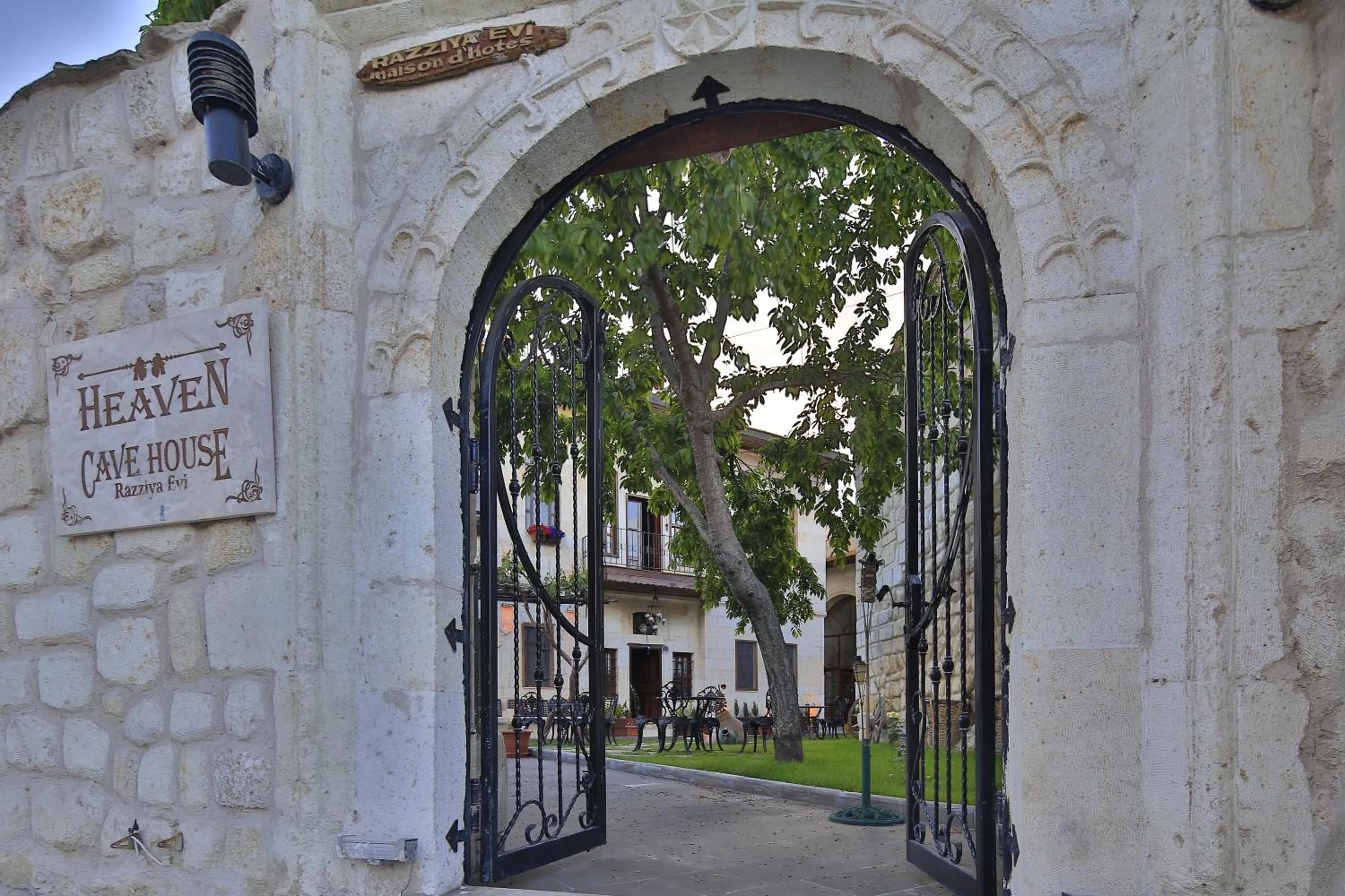 Facade/entrance in Heaven Cave House - Razziya Evi