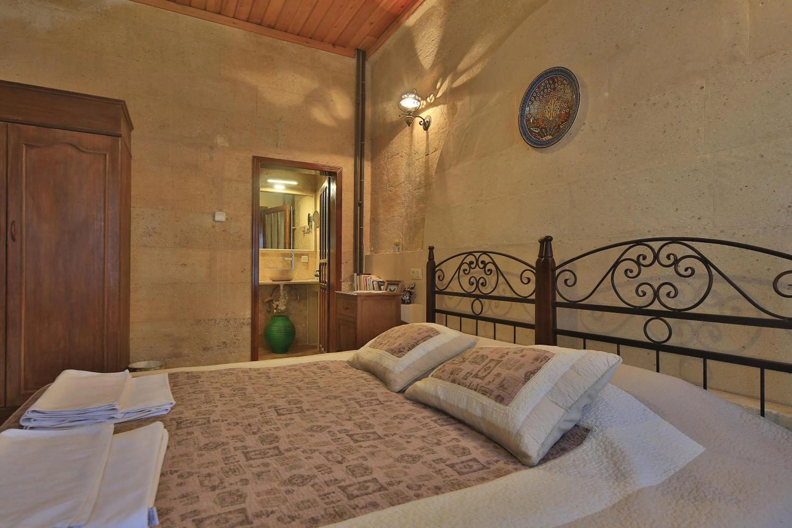 Photo of the whole room, Bed in Heaven Cave House - Razziya Evi