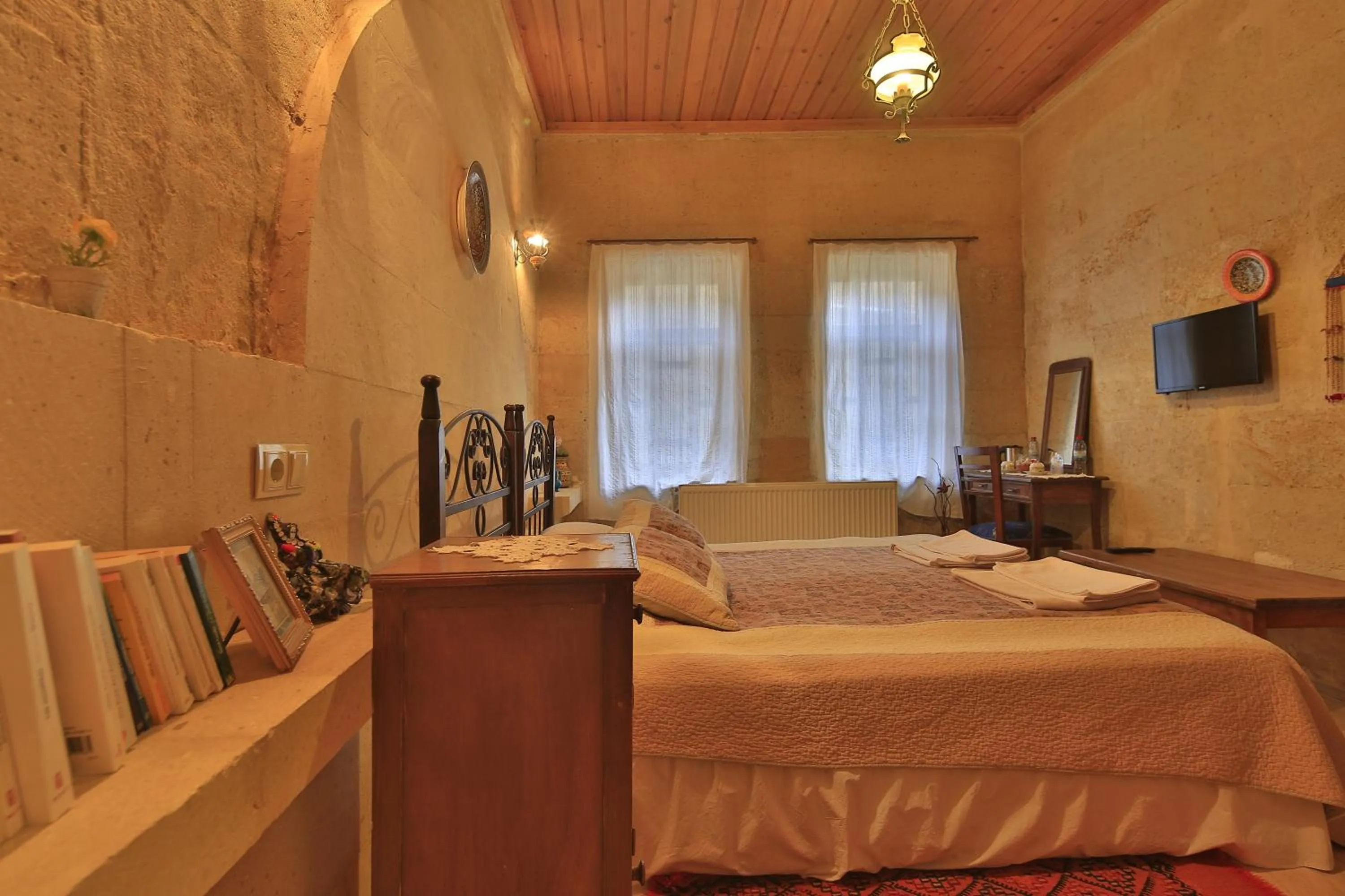 Photo of the whole room, Bed in Heaven Cave House - Razziya Evi