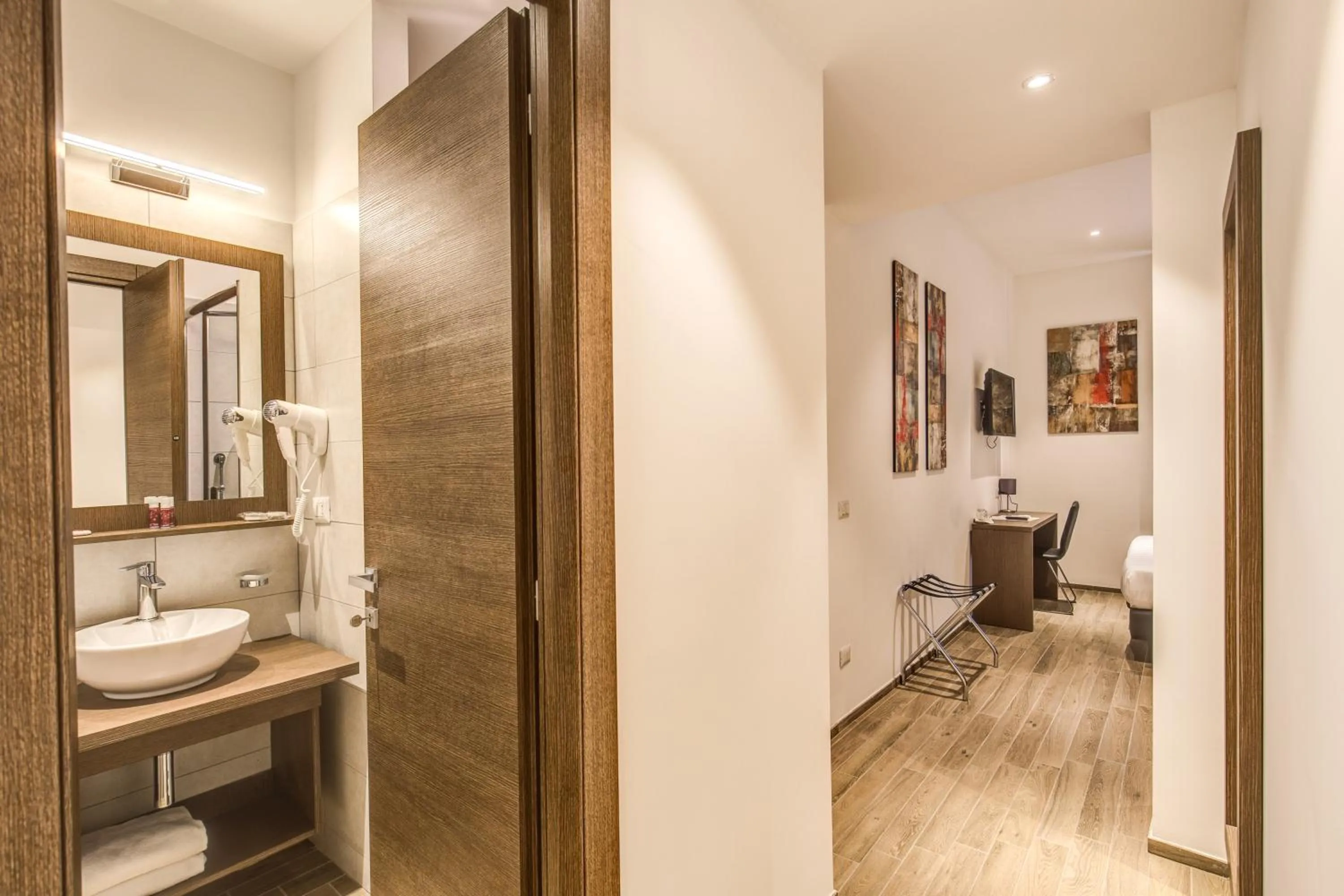 Photo of the whole room in House Garden