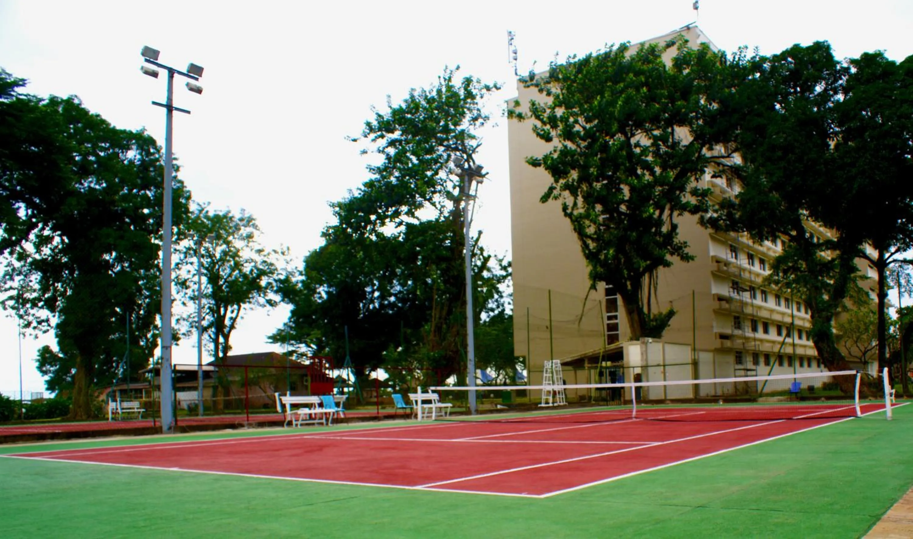 Tennis court in Hôtel Sawa
