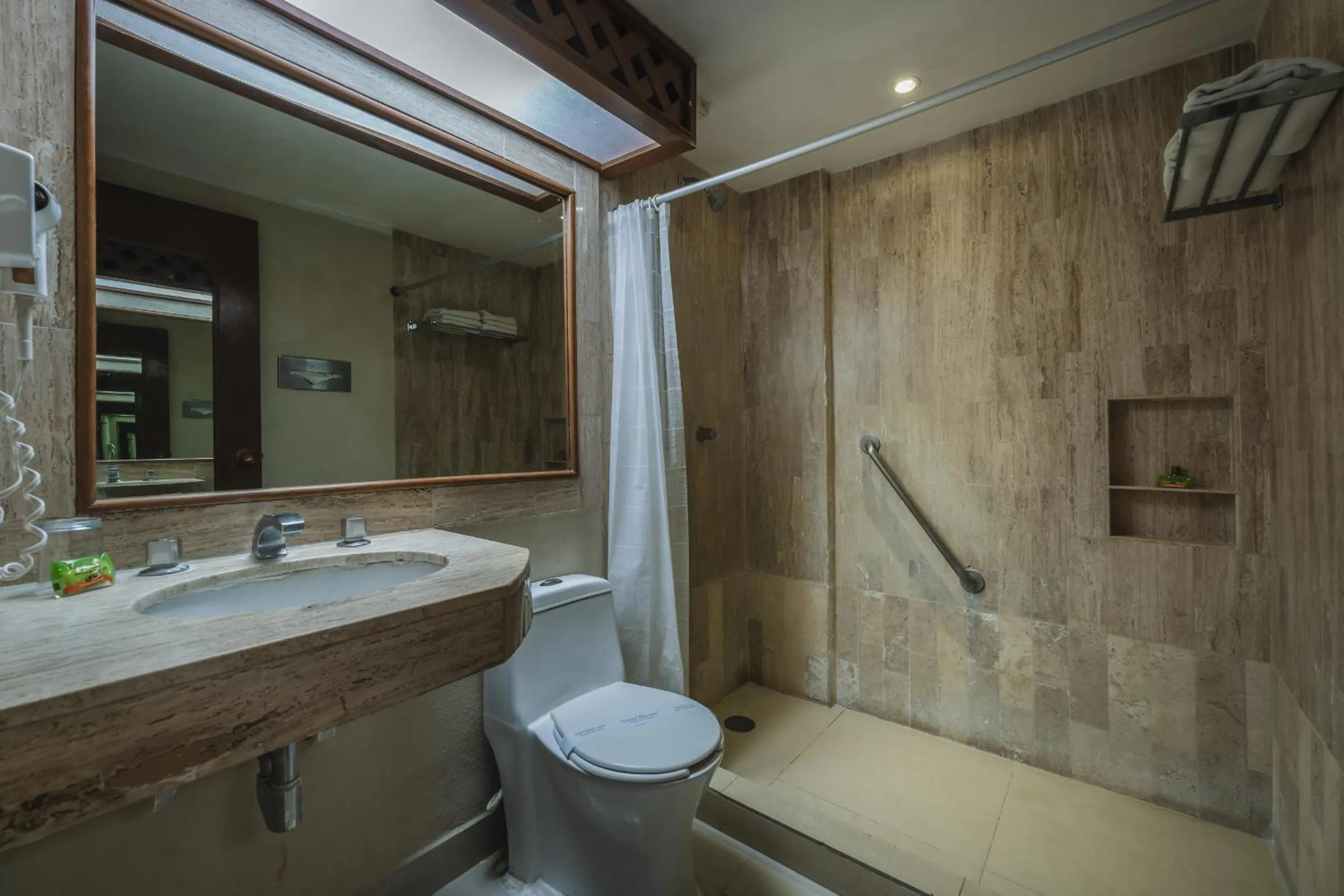 Shower in Hotel Plaza Kokai Cancún