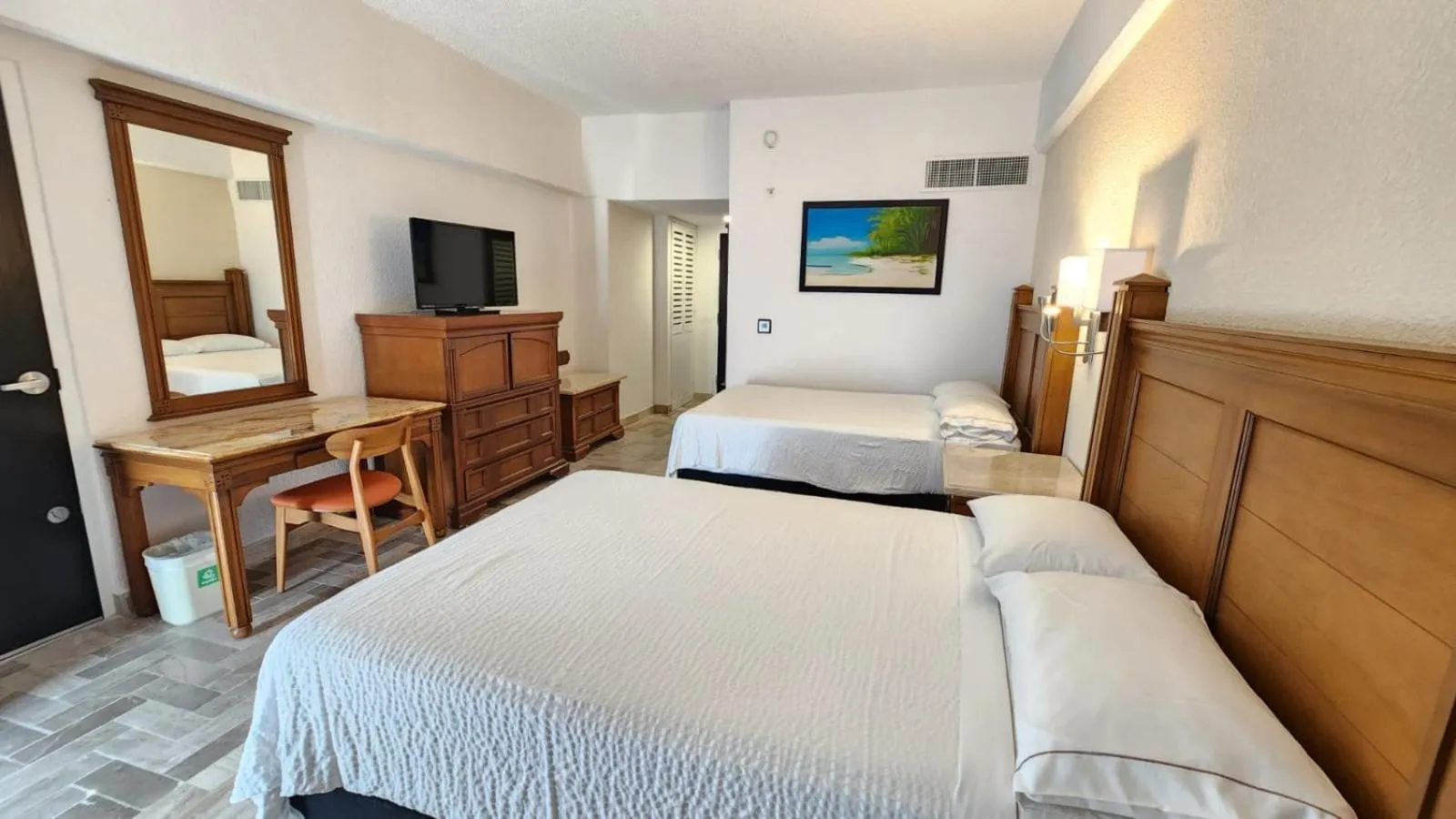 Photo of the whole room, Bed in Copacabana Beach Hotel Acapulco