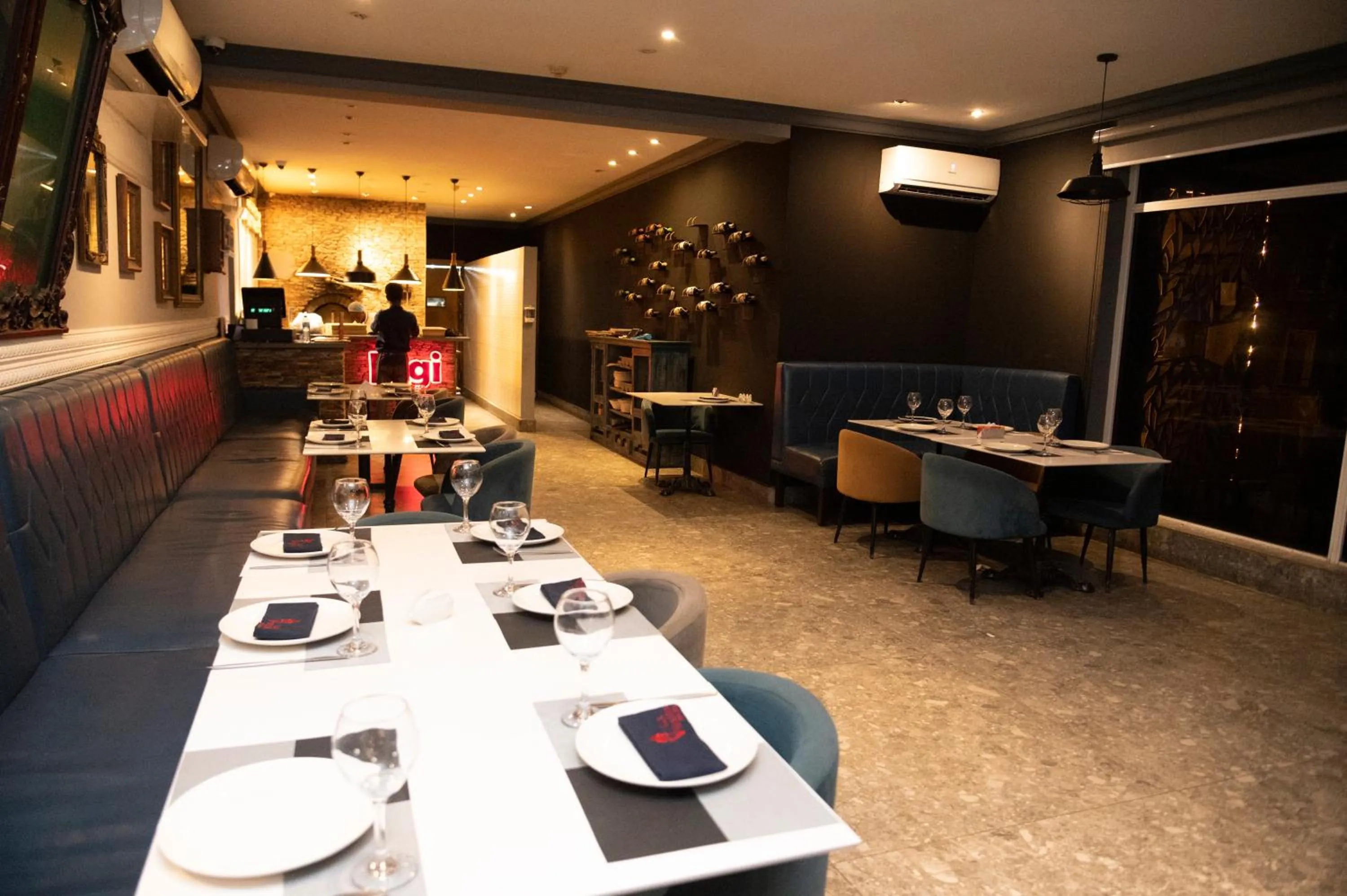 Restaurant/places to eat in The Blowfish Hotel