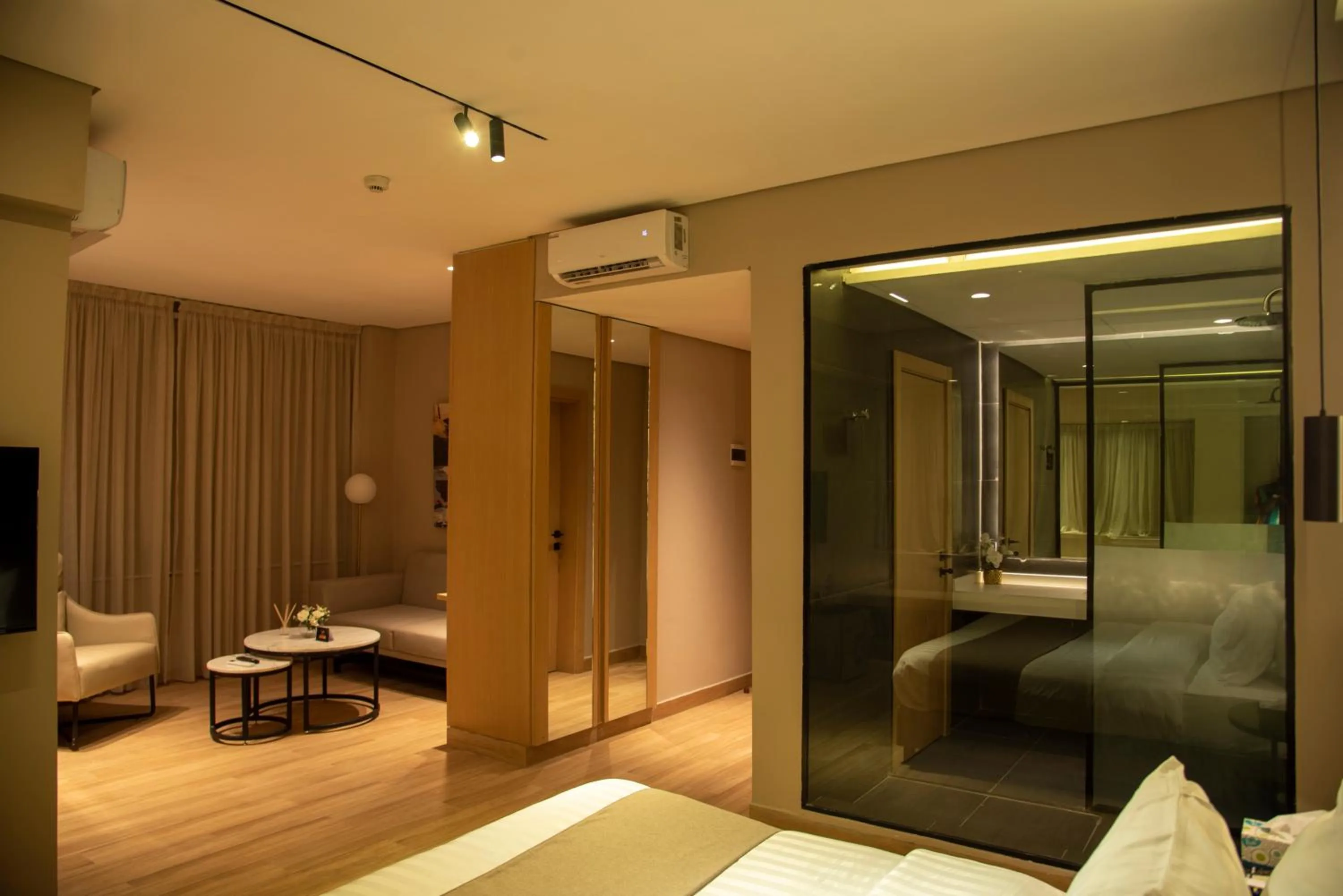 Photo of the whole room, Bed in The Blowfish Hotel