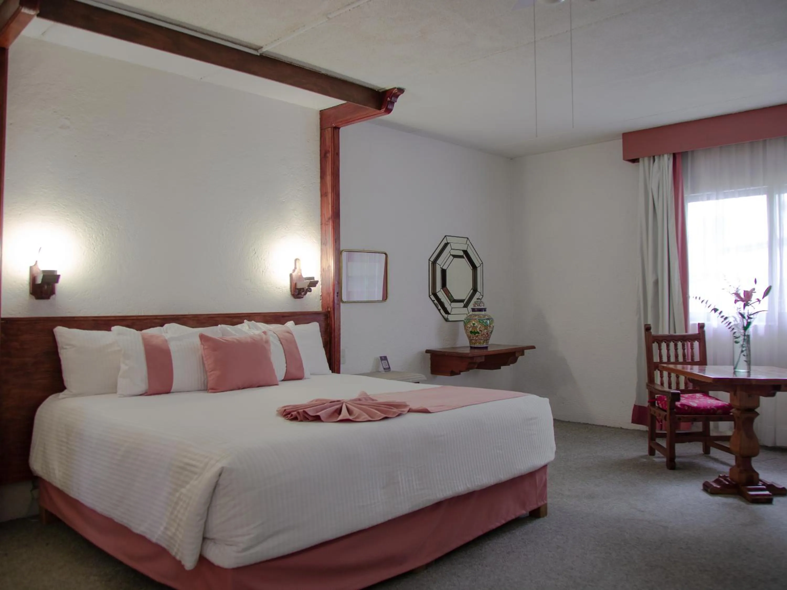 Photo of the whole room, Bed in Misión Guanajuato