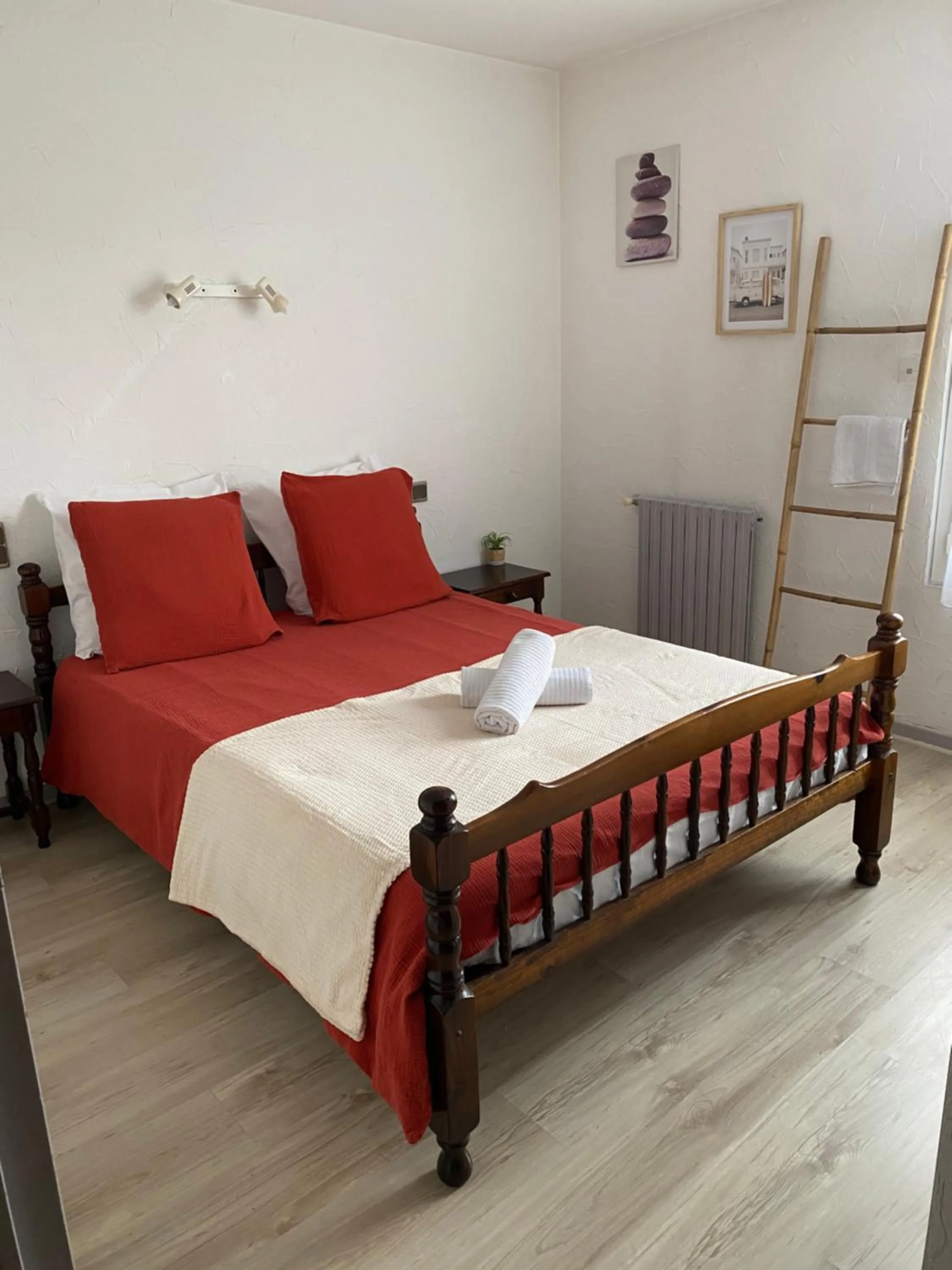Bedroom, Bed in L' Auberge Campagnarde, Lourdes