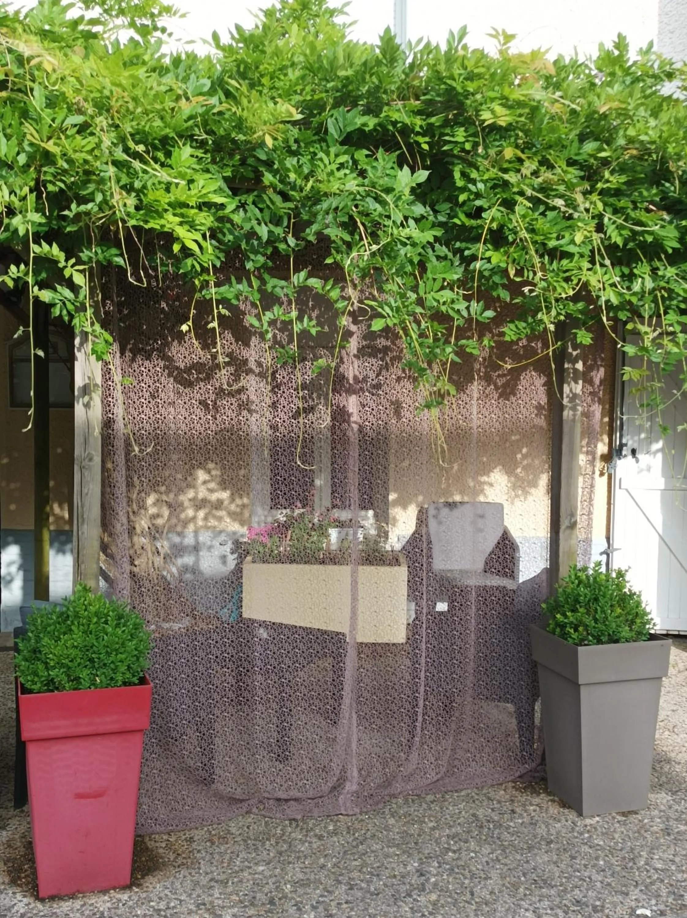 Patio in L' Auberge Campagnarde, Lourdes