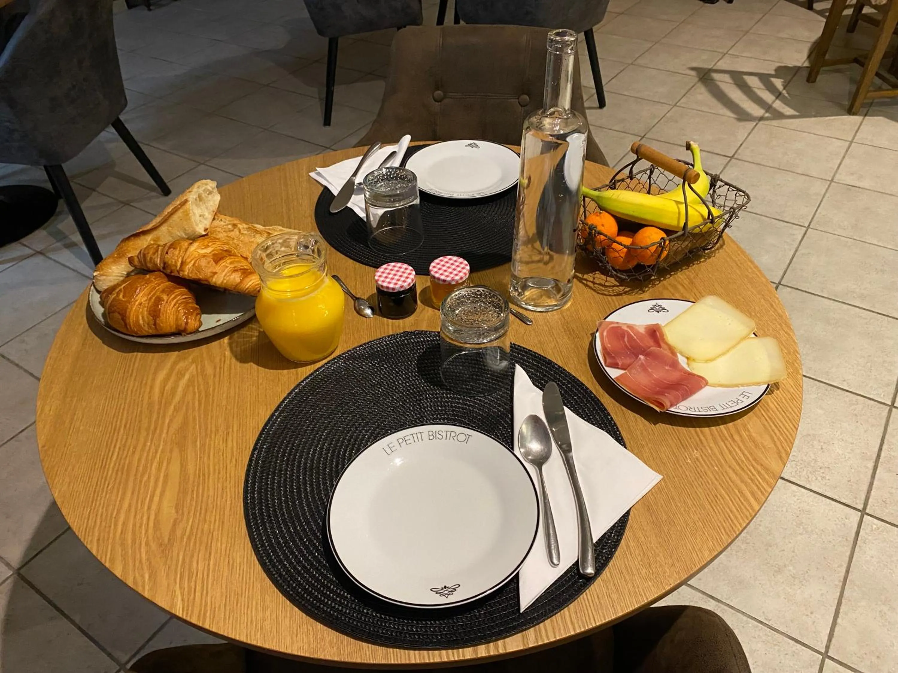 Breakfast in L' Auberge Campagnarde, Lourdes
