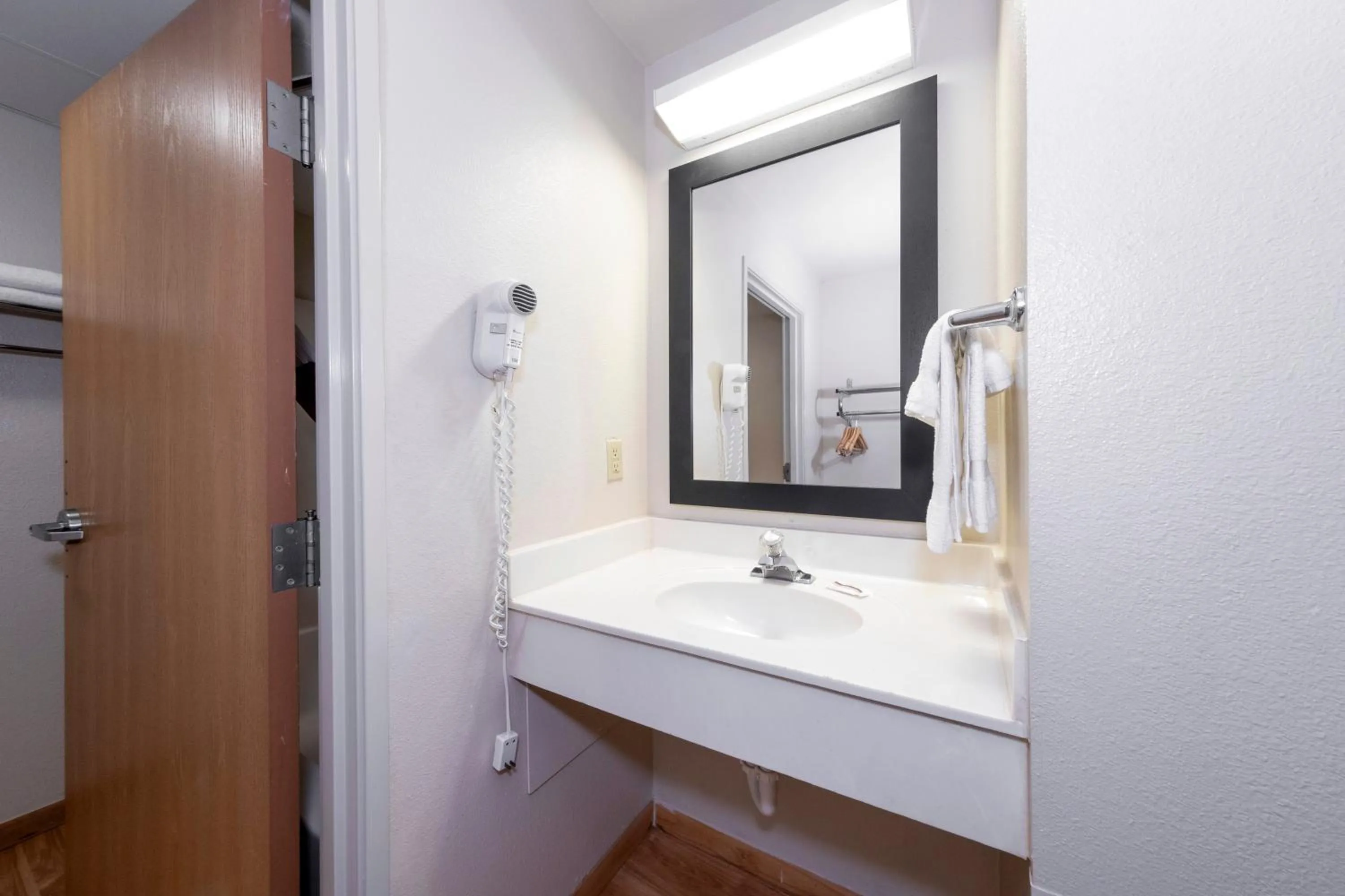 Bathroom in Red Roof Inn St Robert Ft Leonard Wood