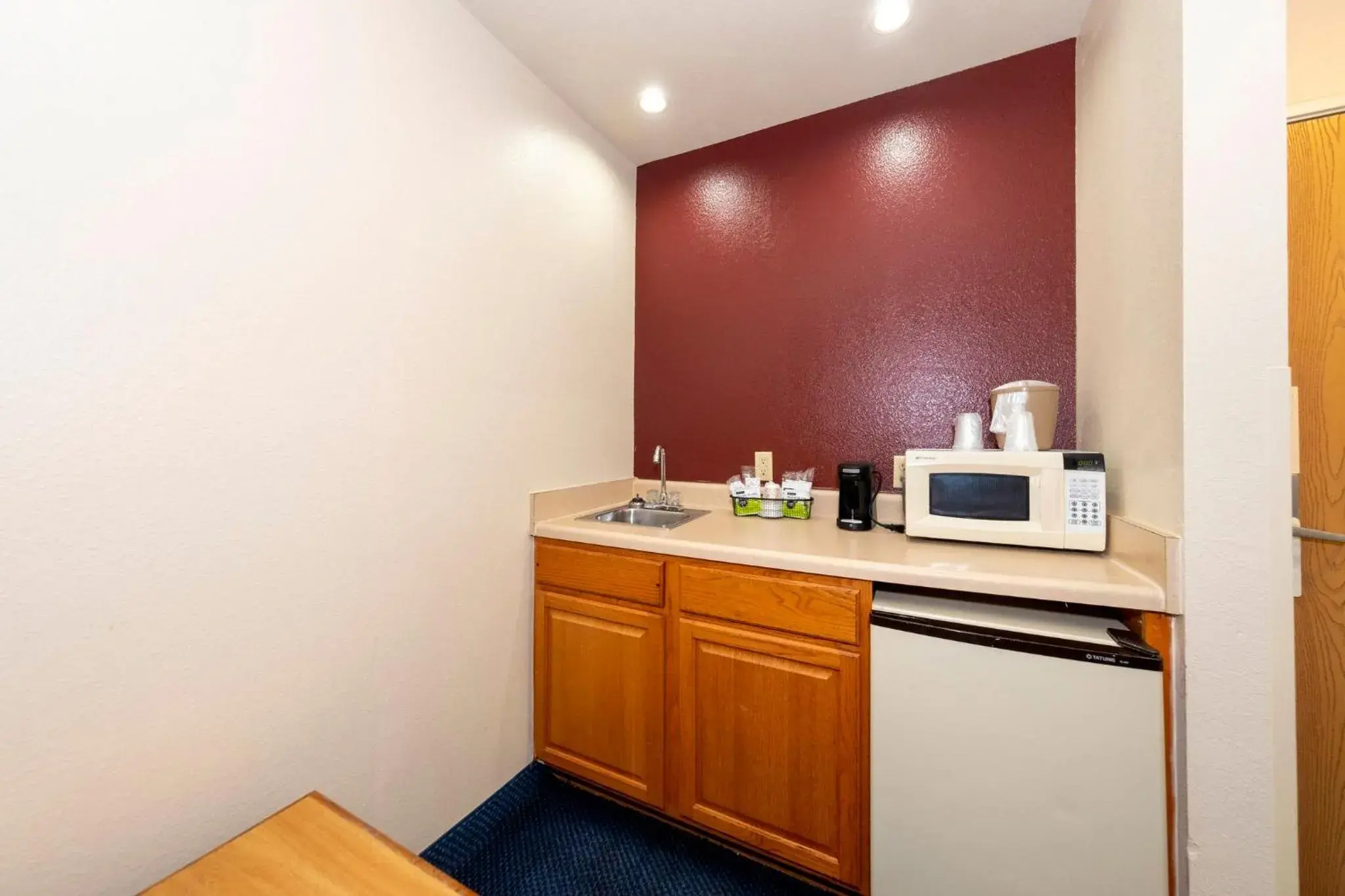 Photo of the whole room in Red Roof Inn St Robert Ft Leonard Wood Photo of the whole room in Red Roof Inn St Robert Ft Leonard Wood