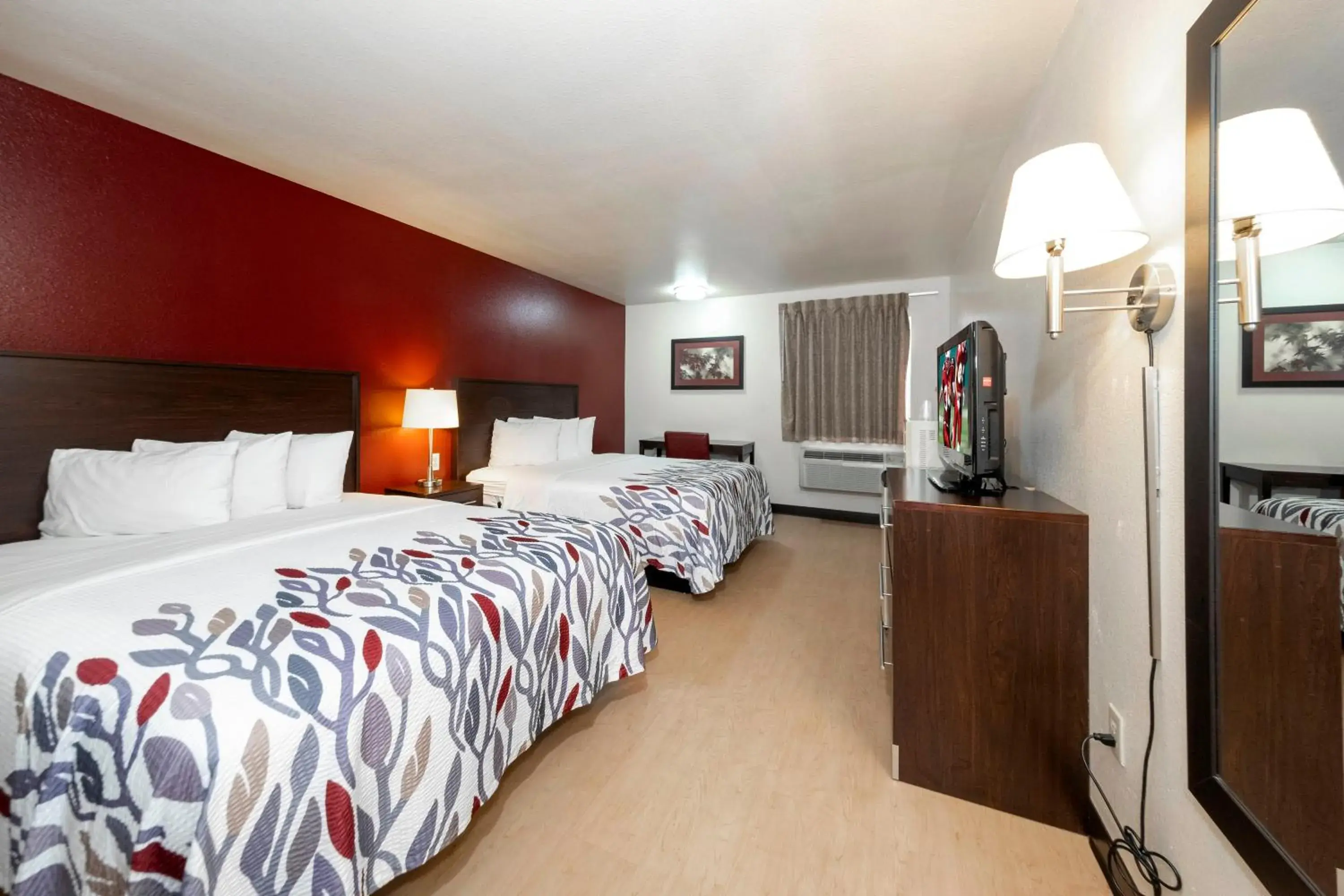 Photo of the whole room in Red Roof Inn St Robert Ft Leonard Wood Photo of the whole room in Red Roof Inn St Robert Ft Leonard Wood