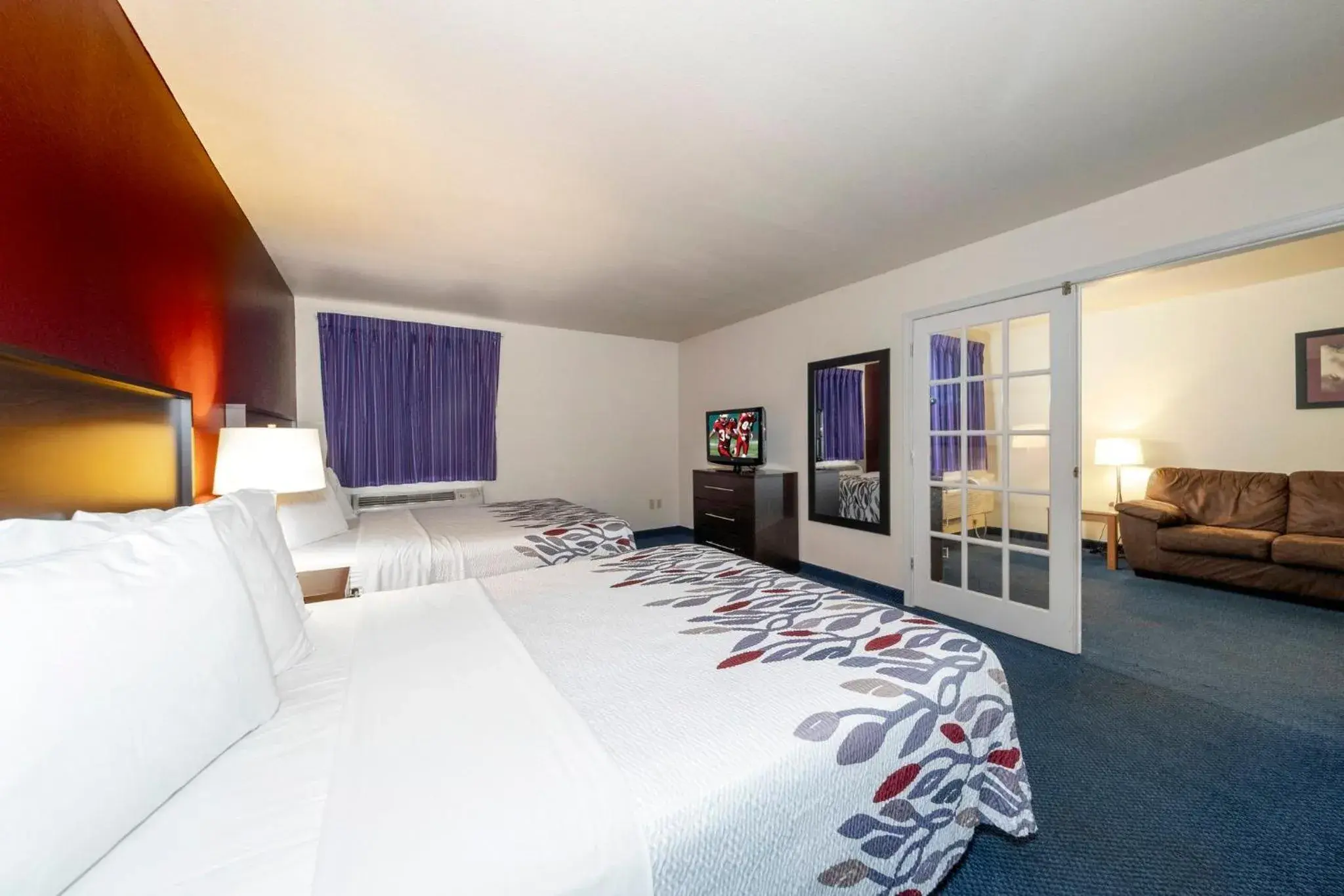 Photo of the whole room in Red Roof Inn St Robert Ft Leonard Wood Photo of the whole room in Red Roof Inn St Robert Ft Leonard Wood