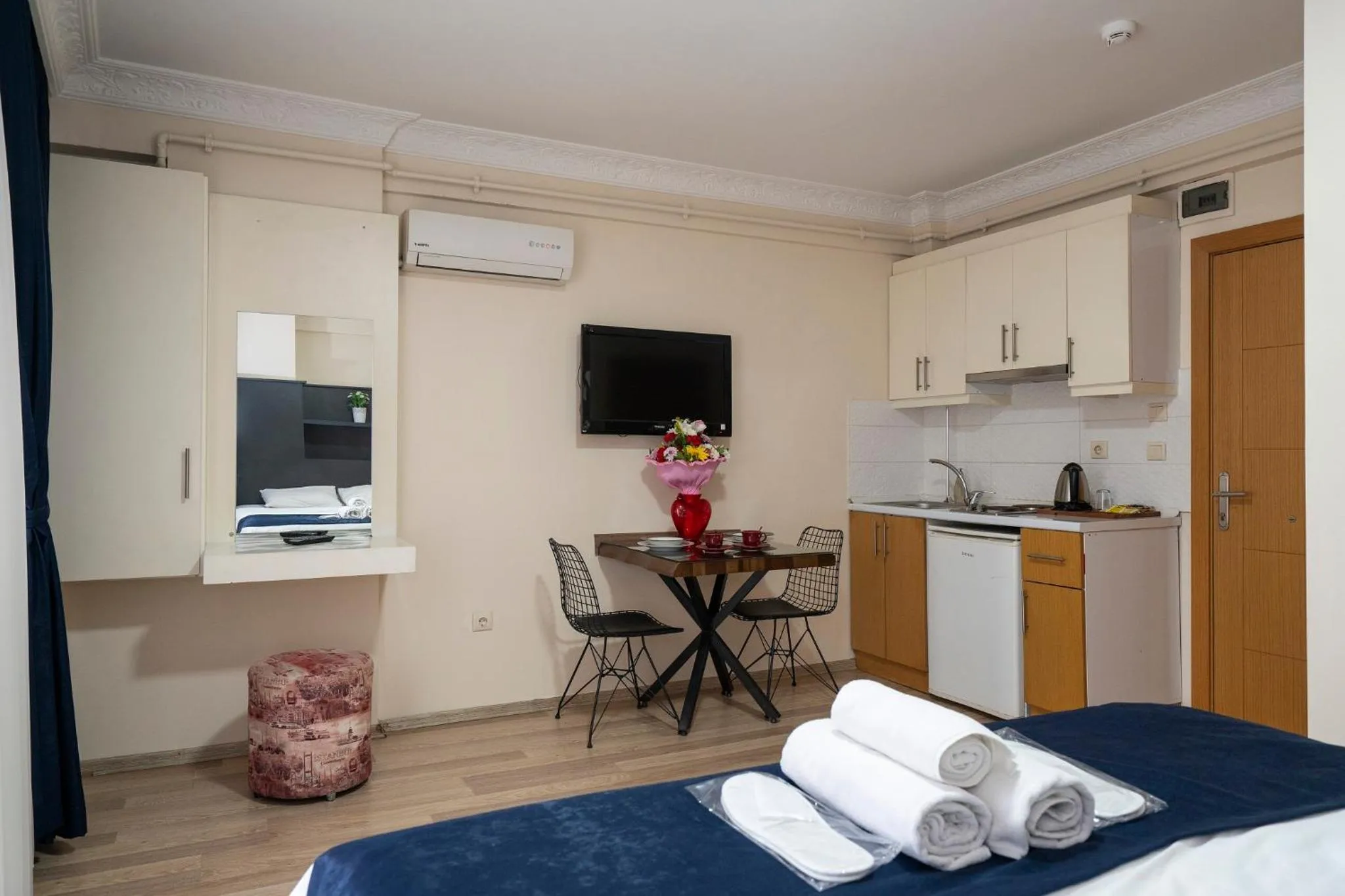 Photo of the whole room, Bed in Asteria House