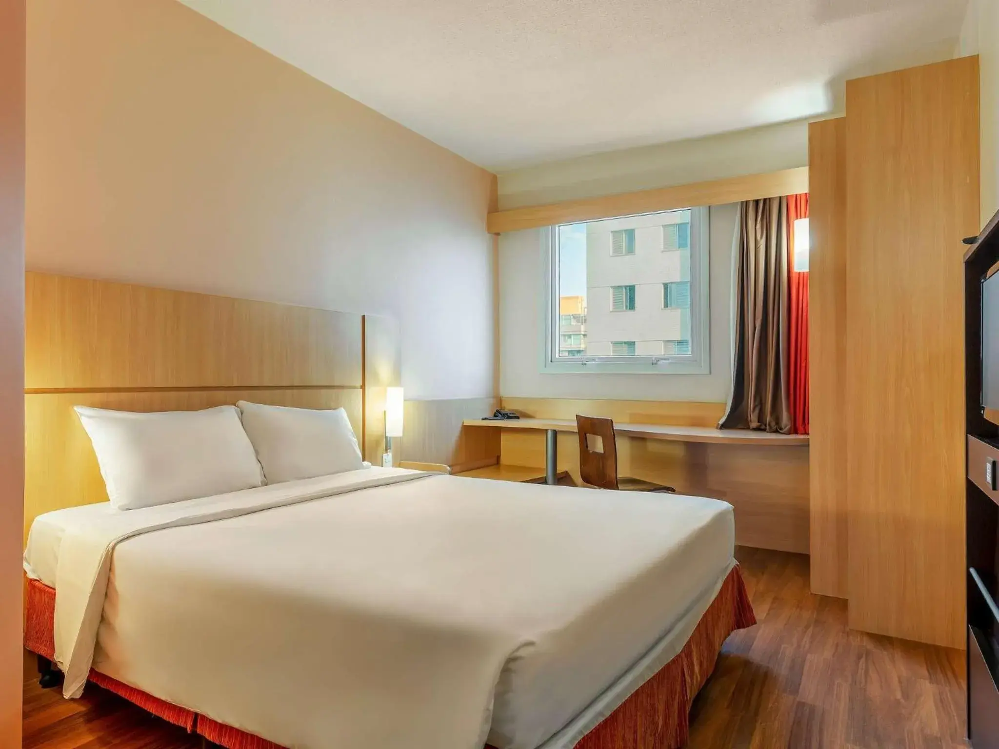 TV and multimedia, Bed in ibis BH Afonso Pena Savassi TV and multimedia, Bed in ibis BH Afonso Pena Savassi