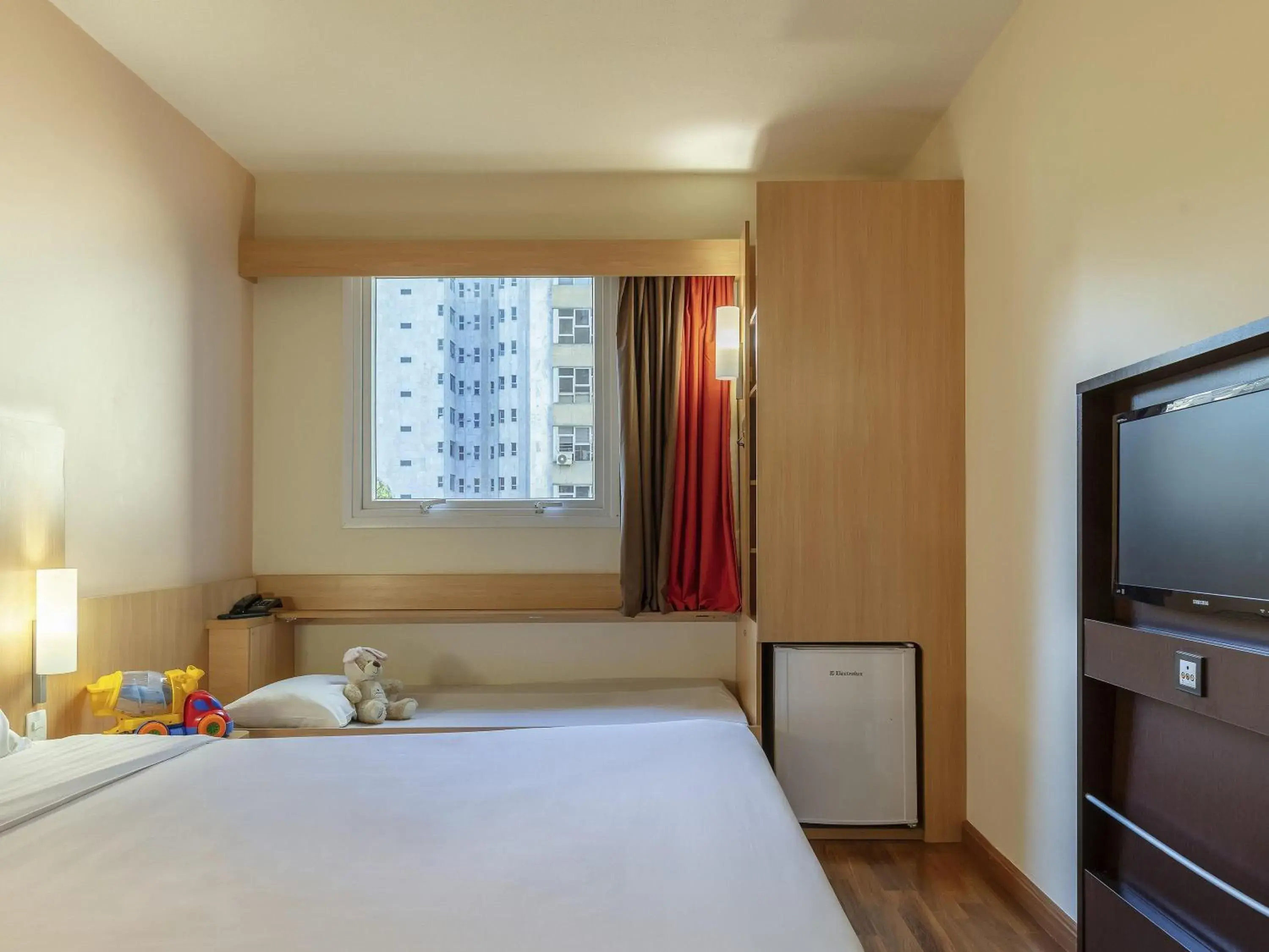 Standard Room with One Double Bed and One Single Bed - single occupancy in ibis BH Afonso Pena Savassi Standard Room with One Double Bed and One Single Bed - single occupancy in ibis BH Afonso Pena Savassi