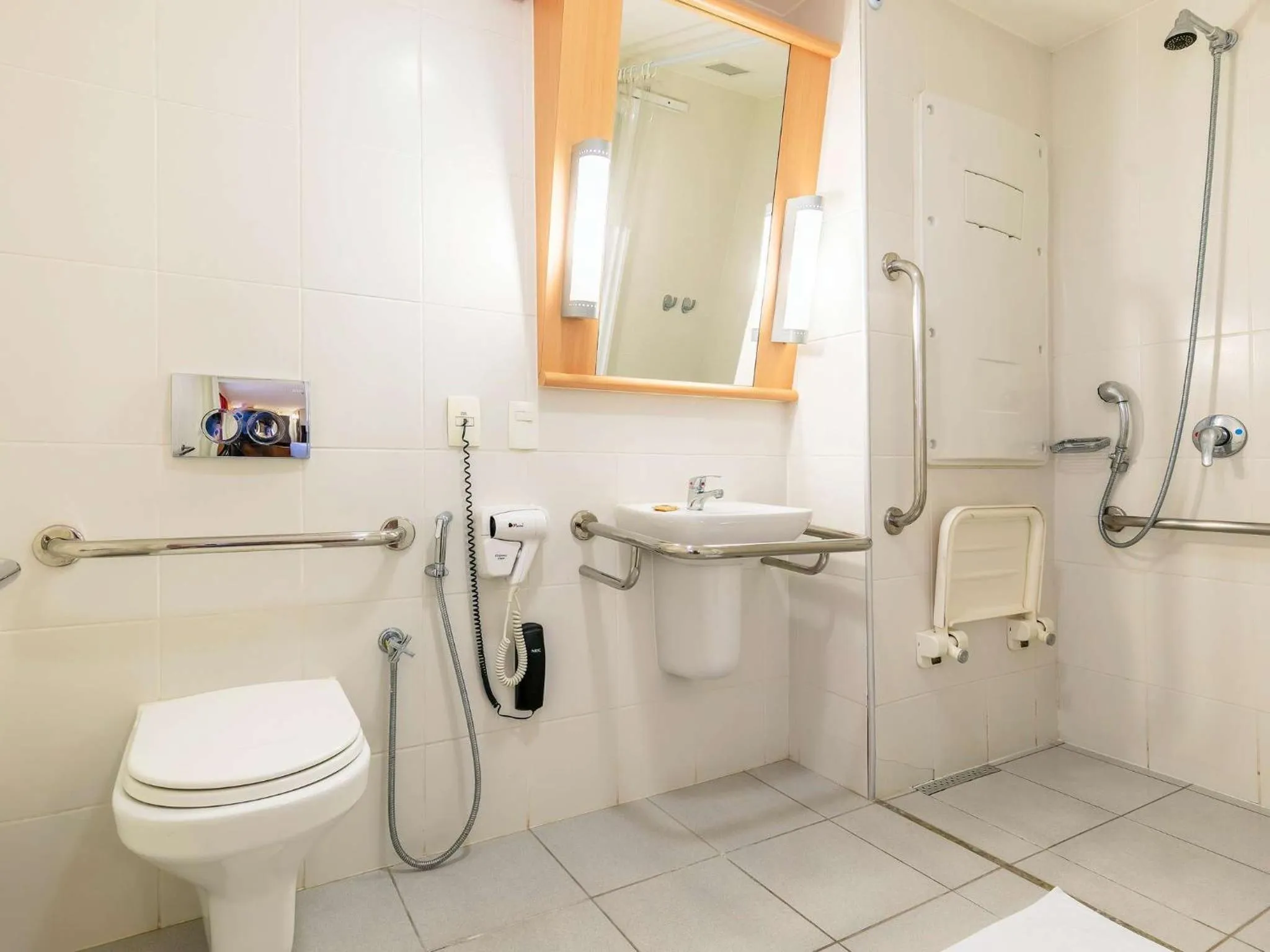 Toilet in ibis BH Afonso Pena Savassi