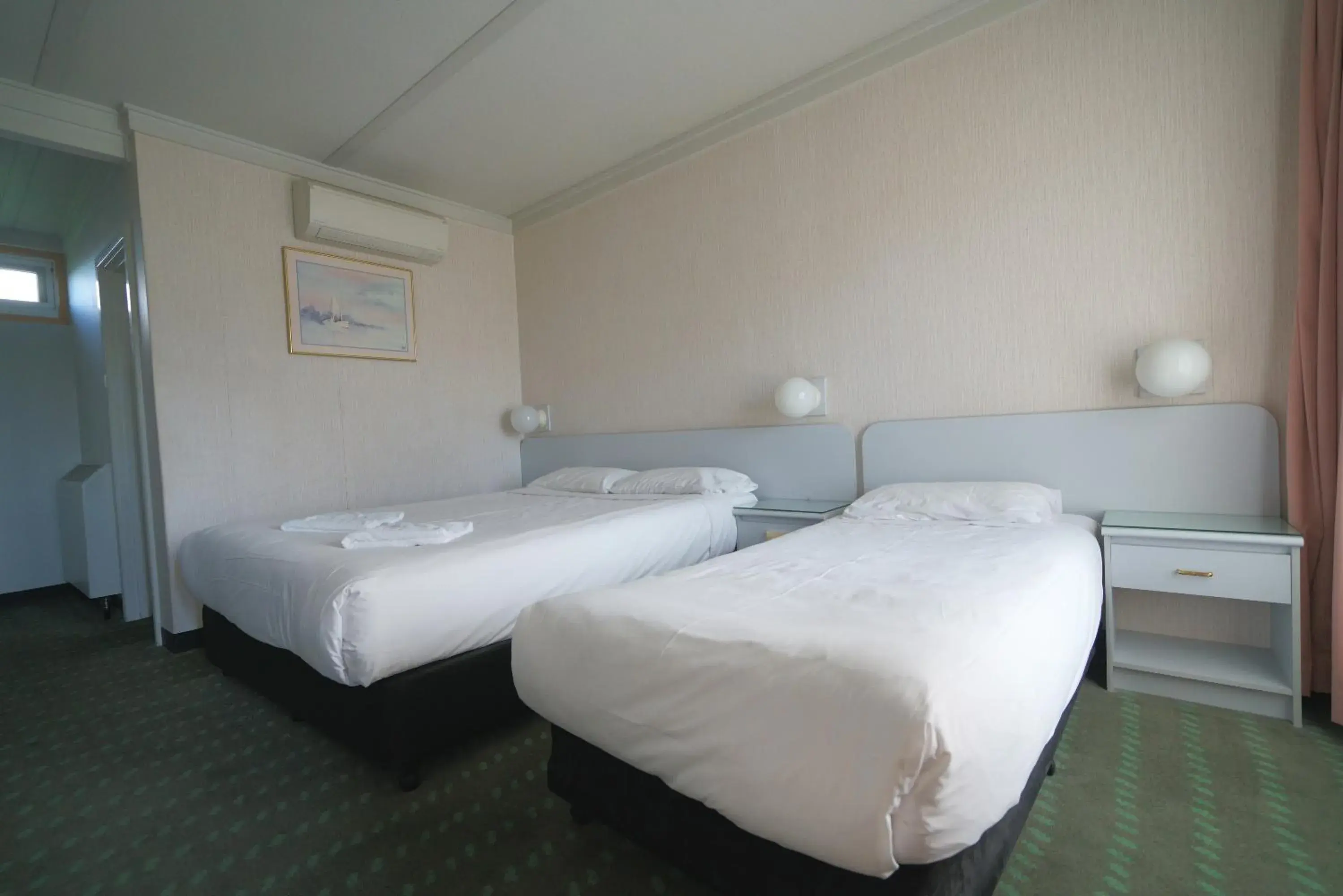 Bedroom, Bed in Olympia Motel Bedroom, Bed in Olympia Motel
