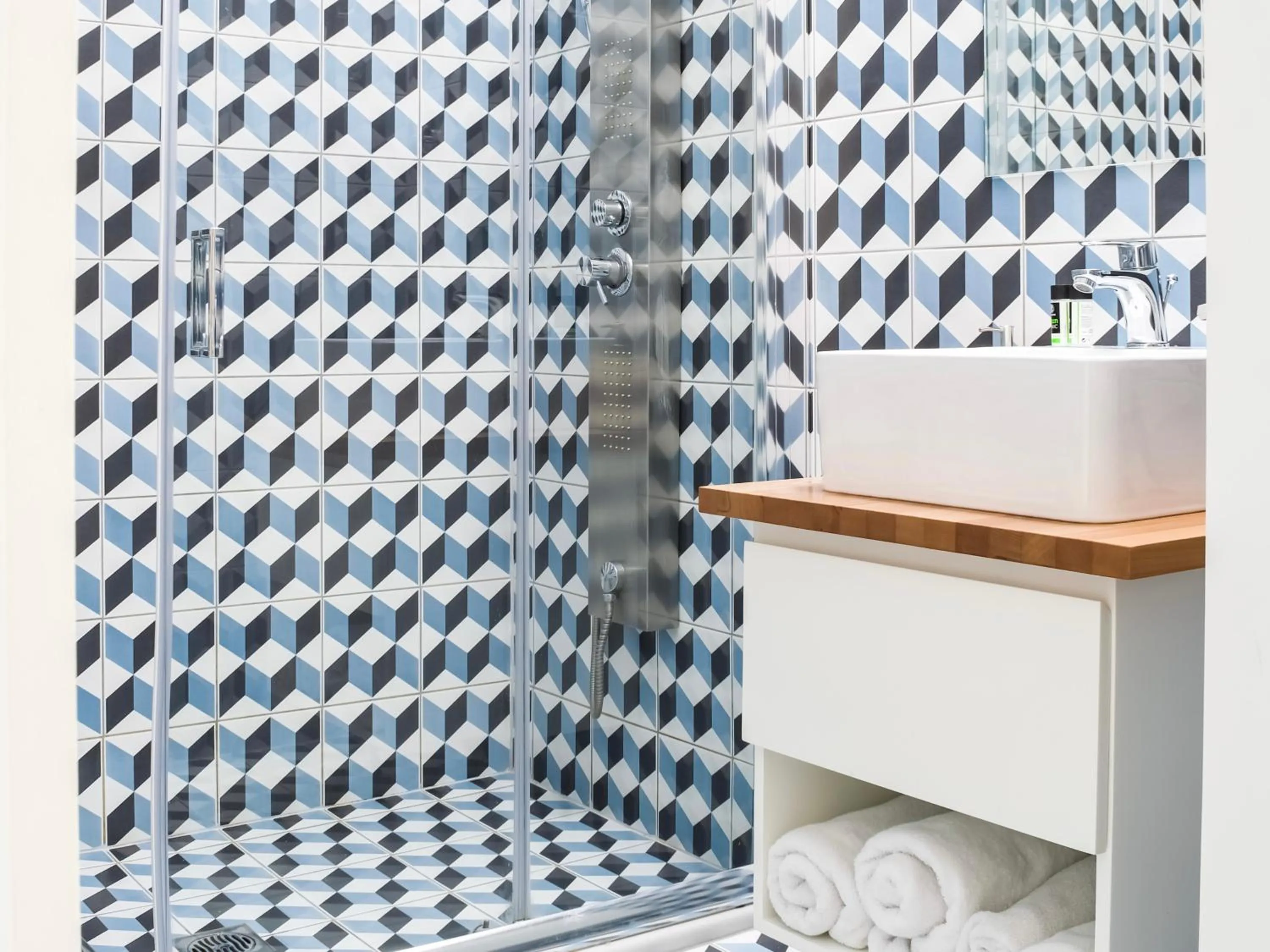 Shower in Iasonos Suites Athens