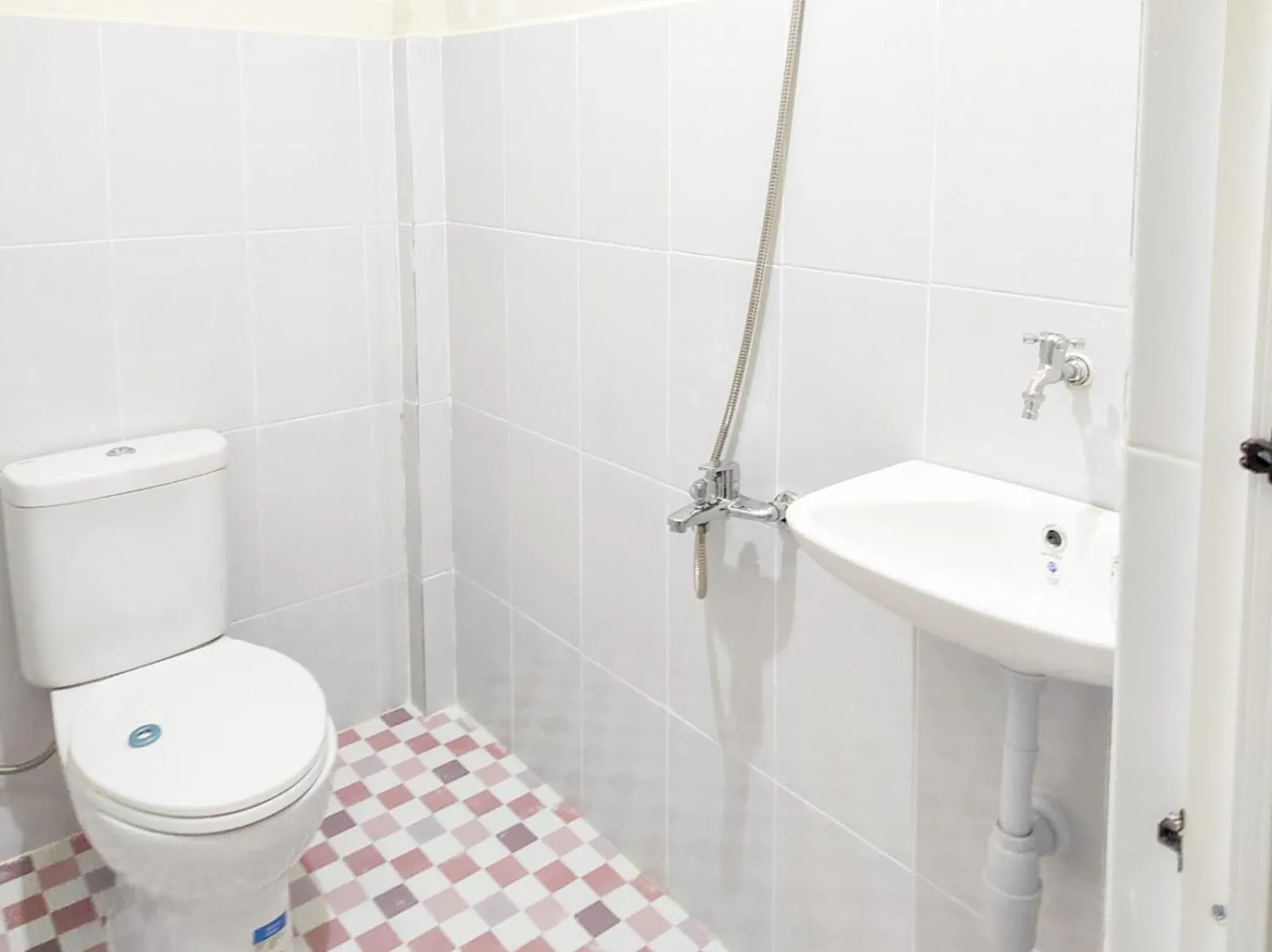 Bathroom in RedDoorz Syariah at Karema Area Mamuju