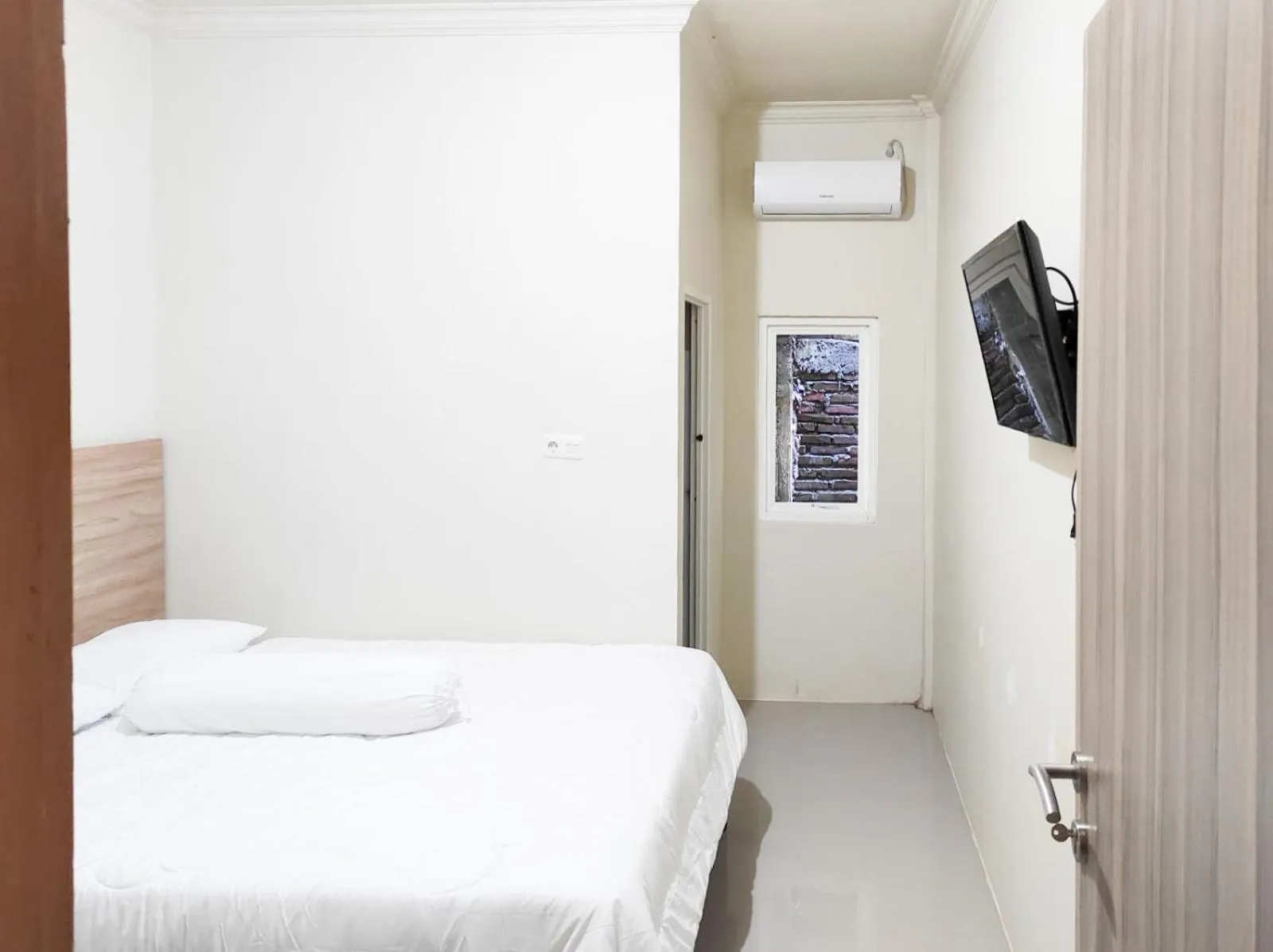 Bedroom, Bed in RedDoorz Syariah at Karema Area Mamuju