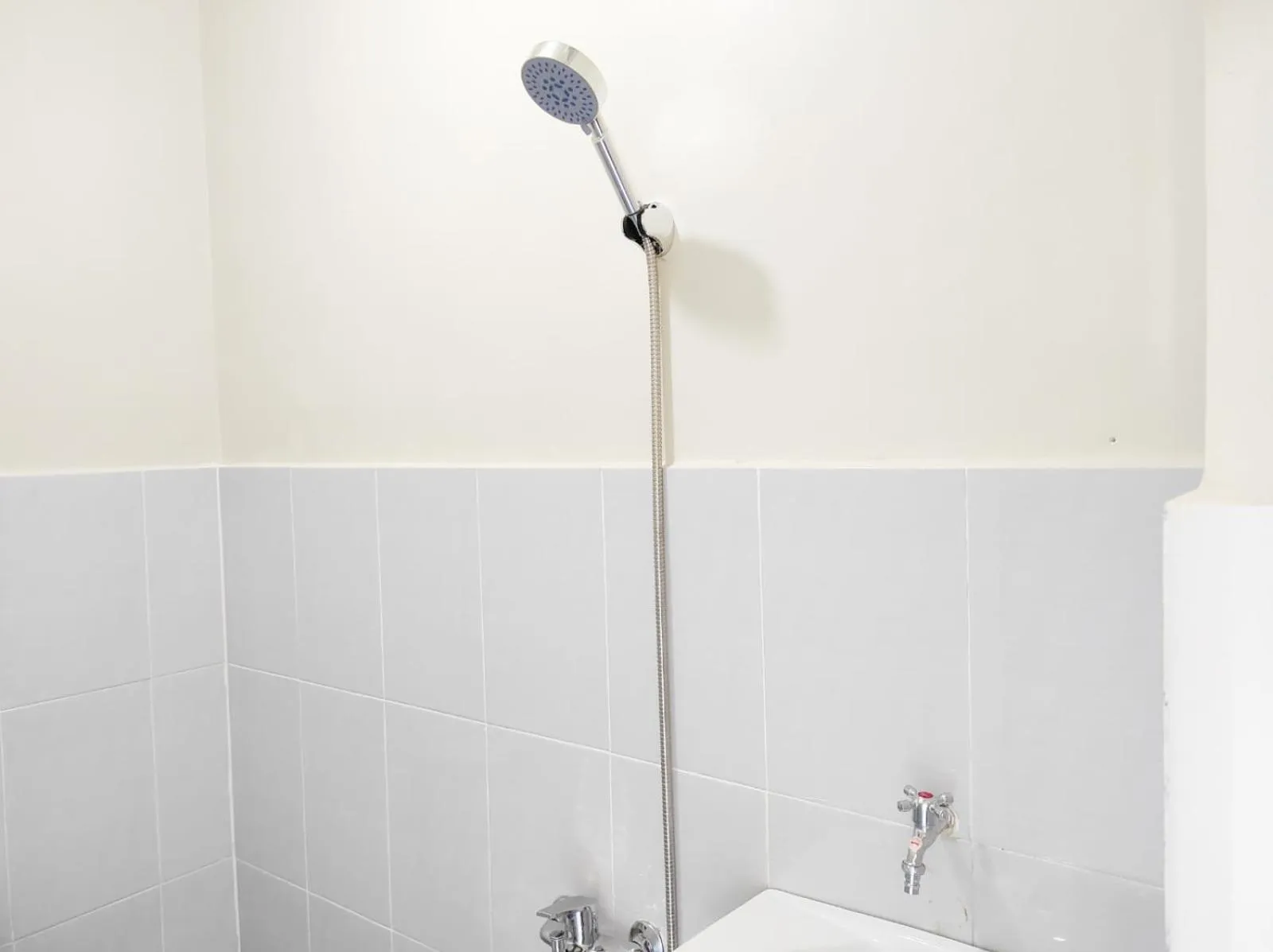 Bathroom in RedDoorz Syariah at Karema Area Mamuju