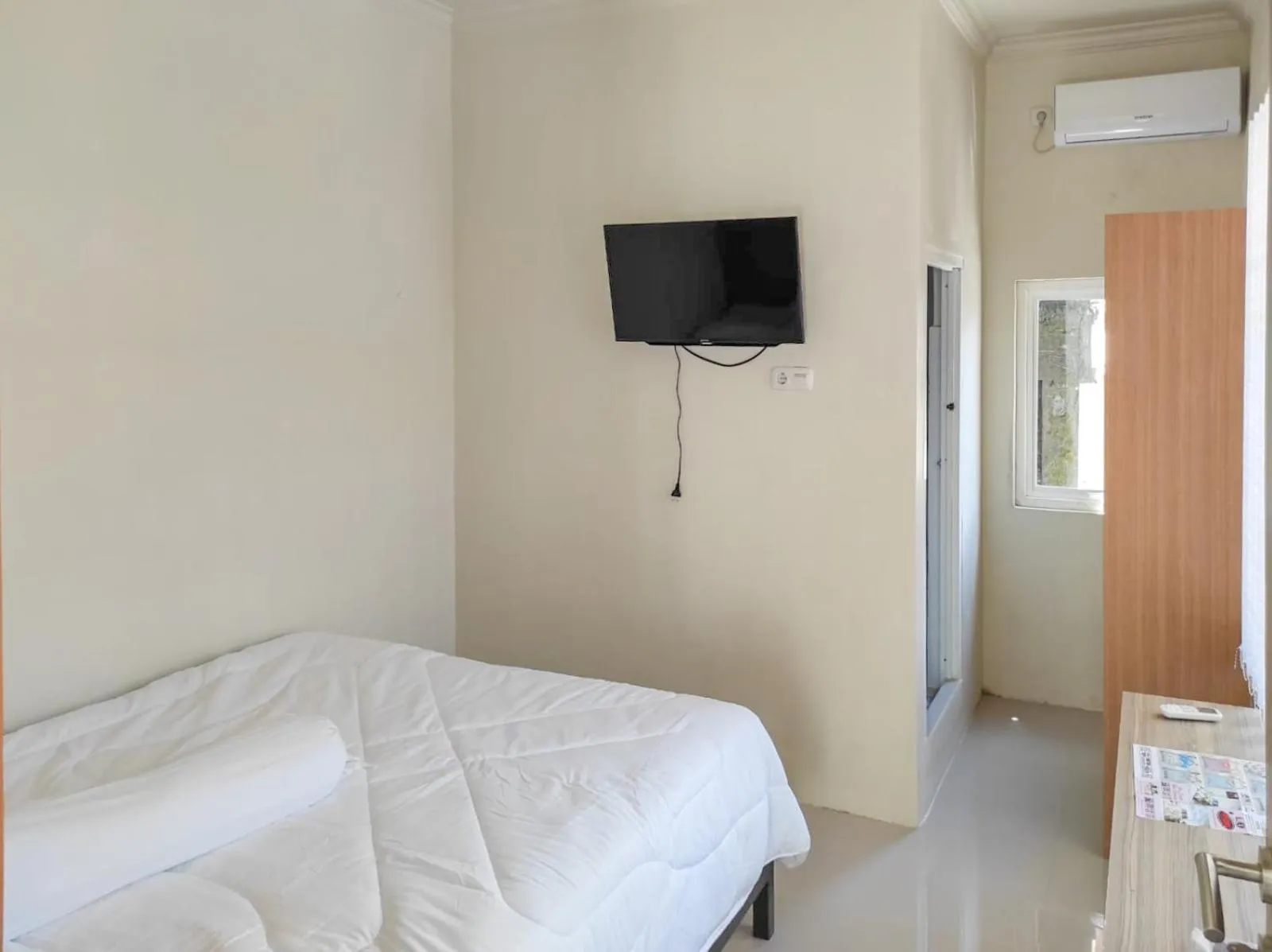 TV and multimedia, Bed in RedDoorz Syariah at Karema Area Mamuju