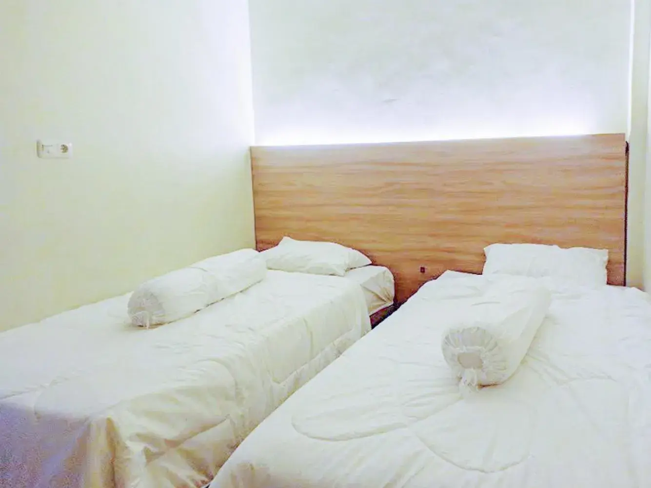 Bedroom, Bed in RedDoorz Syariah at Karema Area Mamuju Bedroom, Bed in RedDoorz Syariah at Karema Area Mamuju