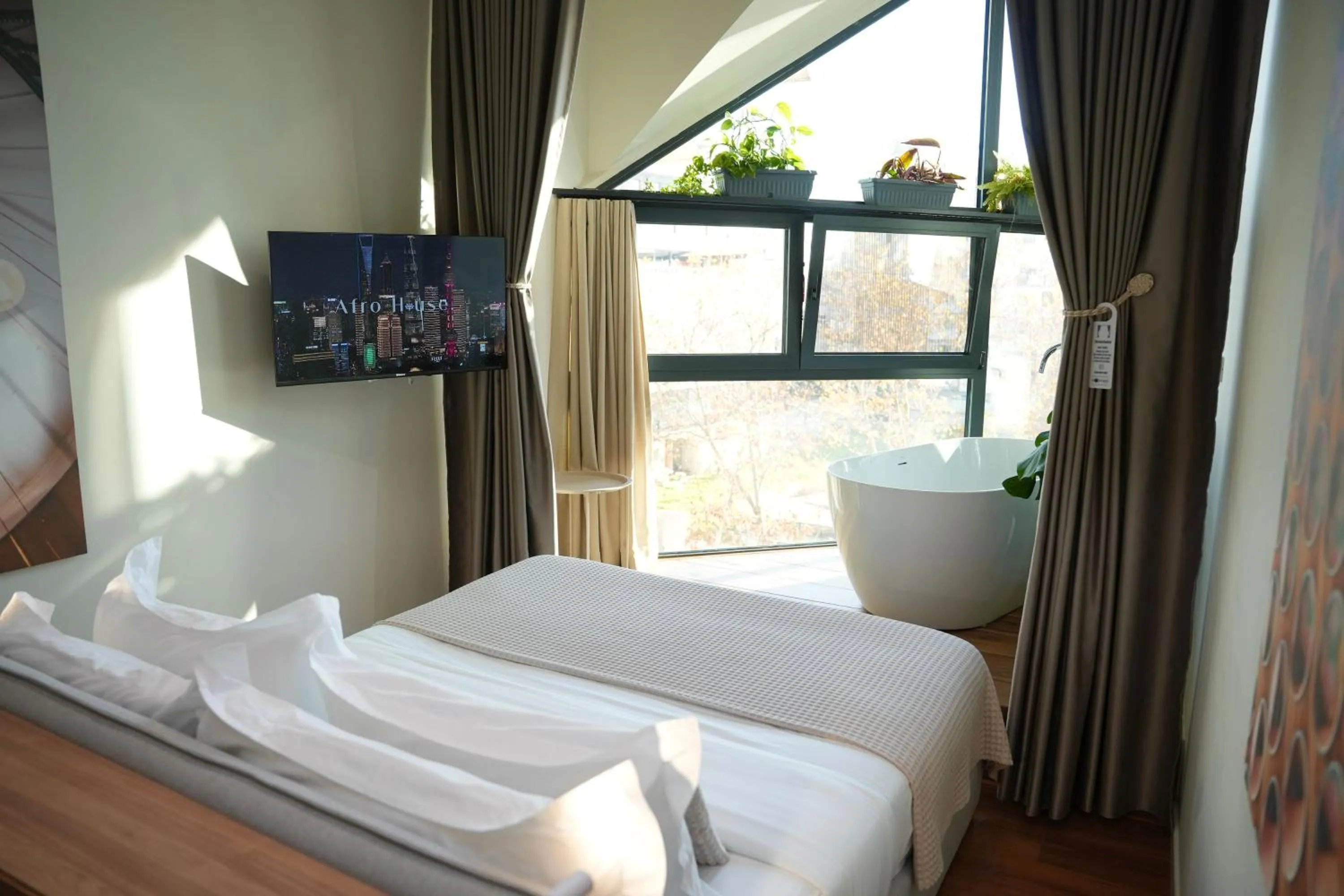 Bed in Retreat Apartments