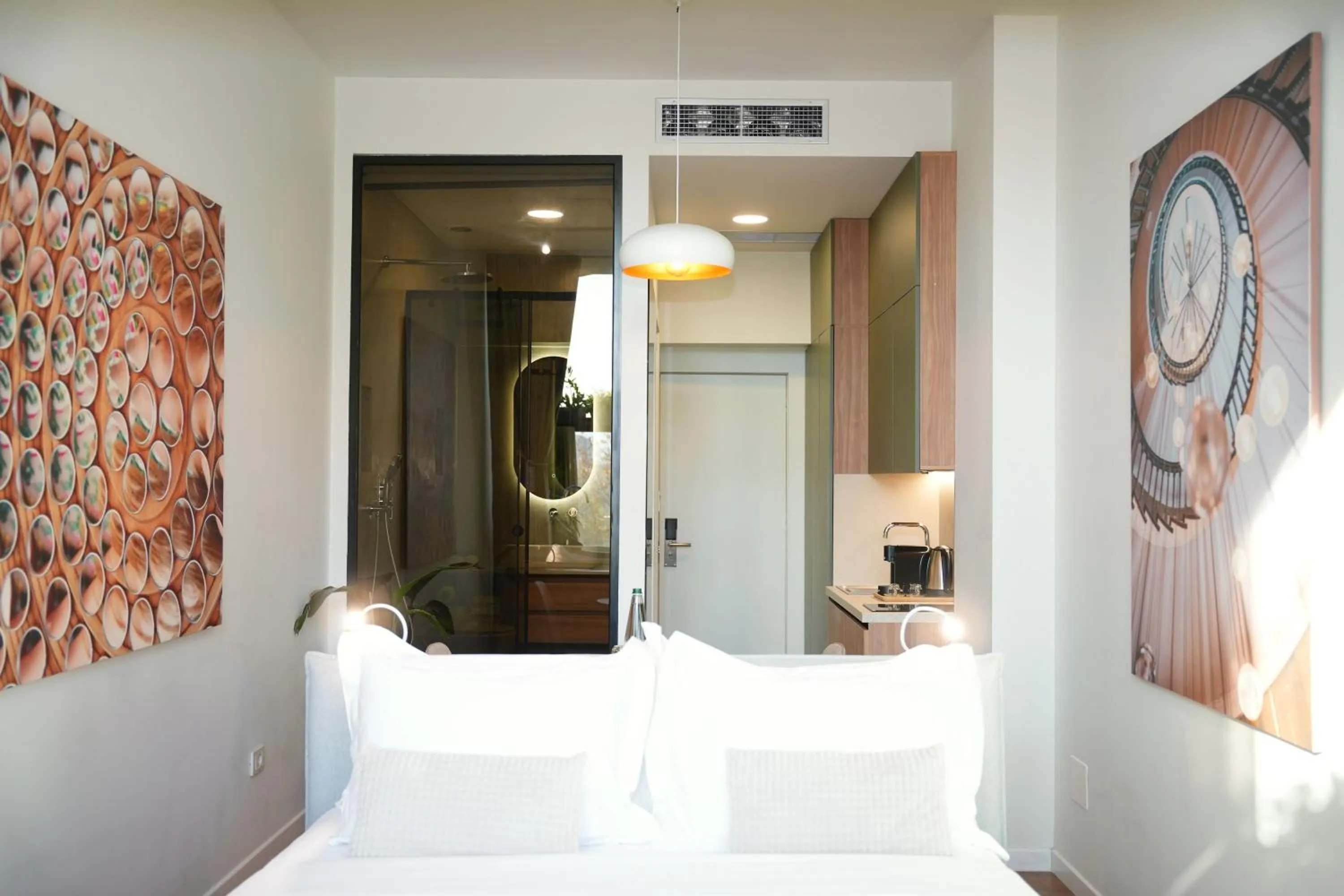 Photo of the whole room, Bed in Retreat Apartments