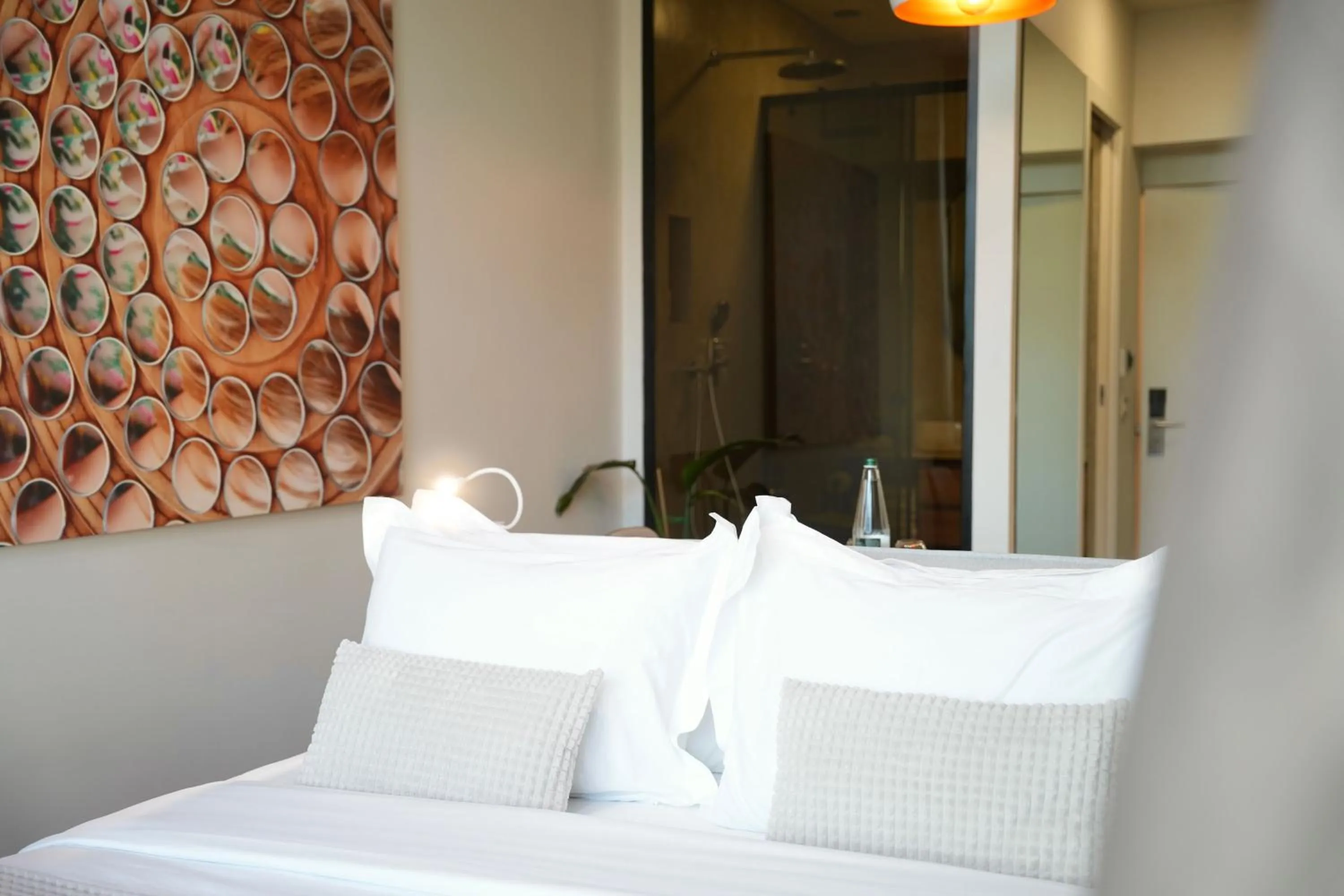 Photo of the whole room, Bed in Retreat Apartments