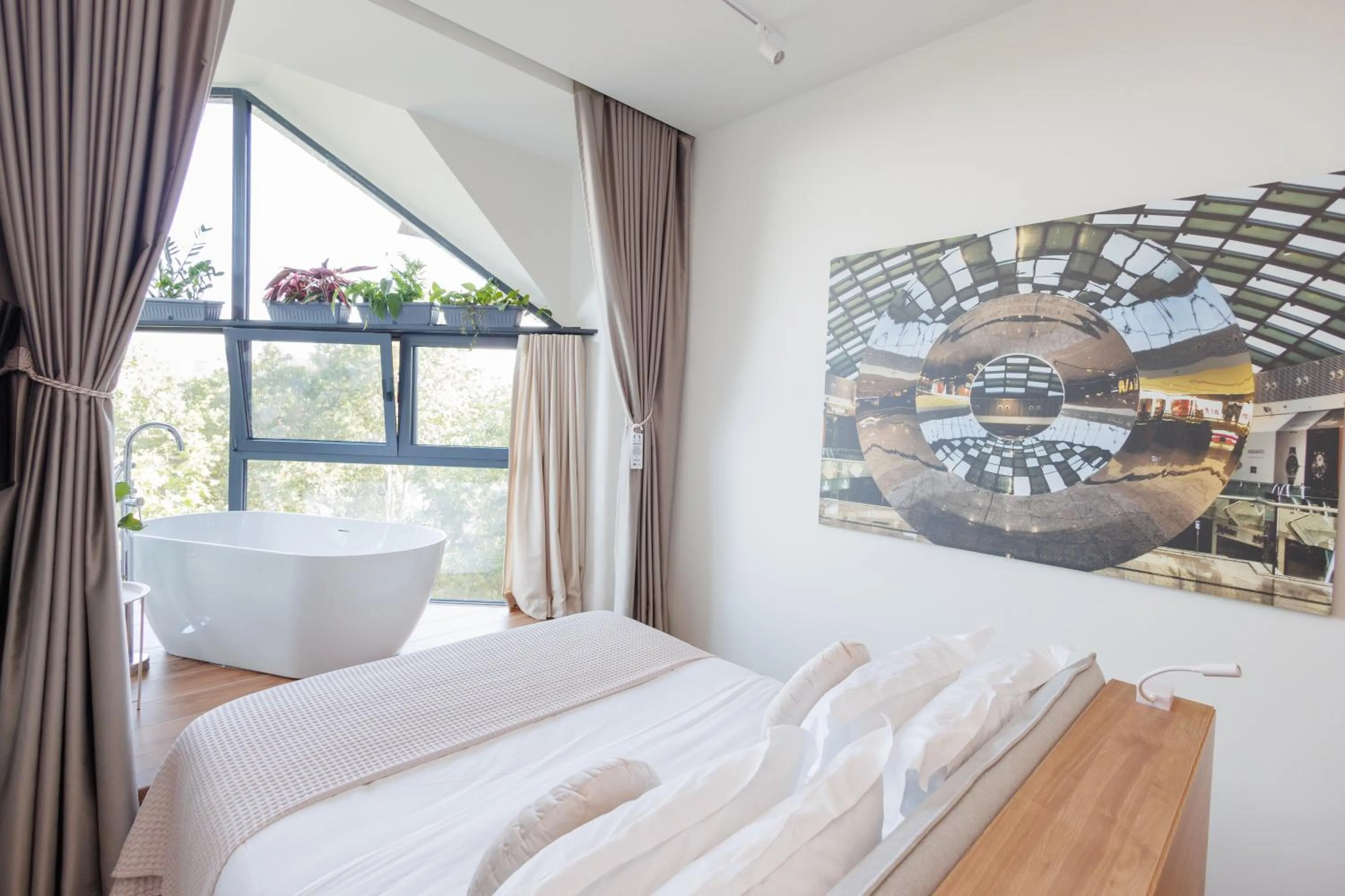 Bed in Retreat Apartments