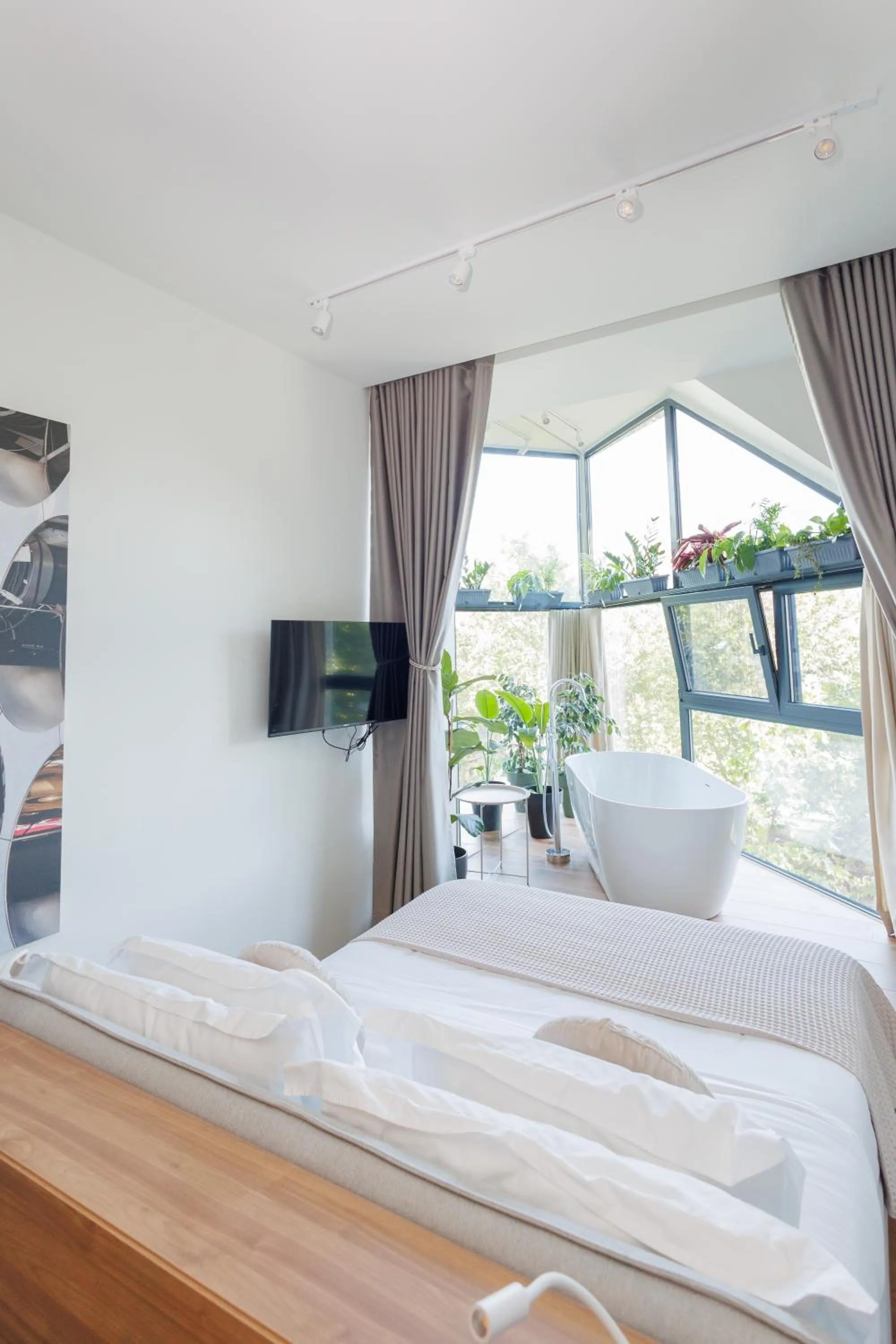 TV and multimedia, Bed in Retreat Apartments