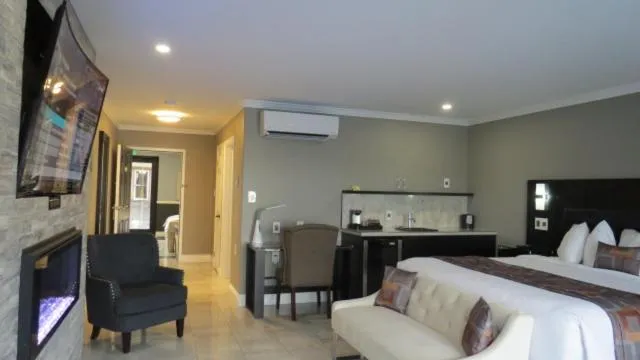 Bed in Dockside Suites