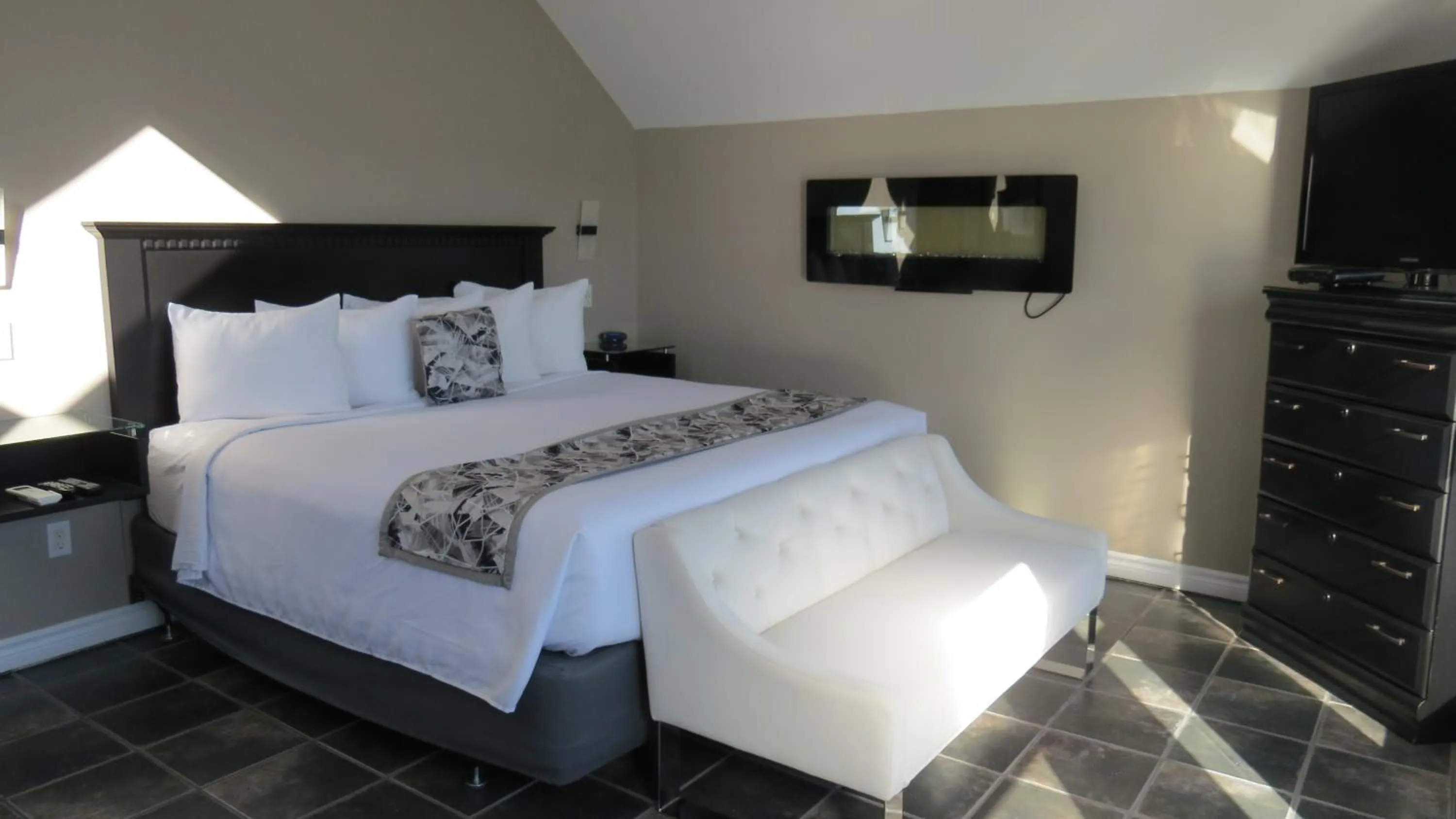 Bed in Dockside Suites